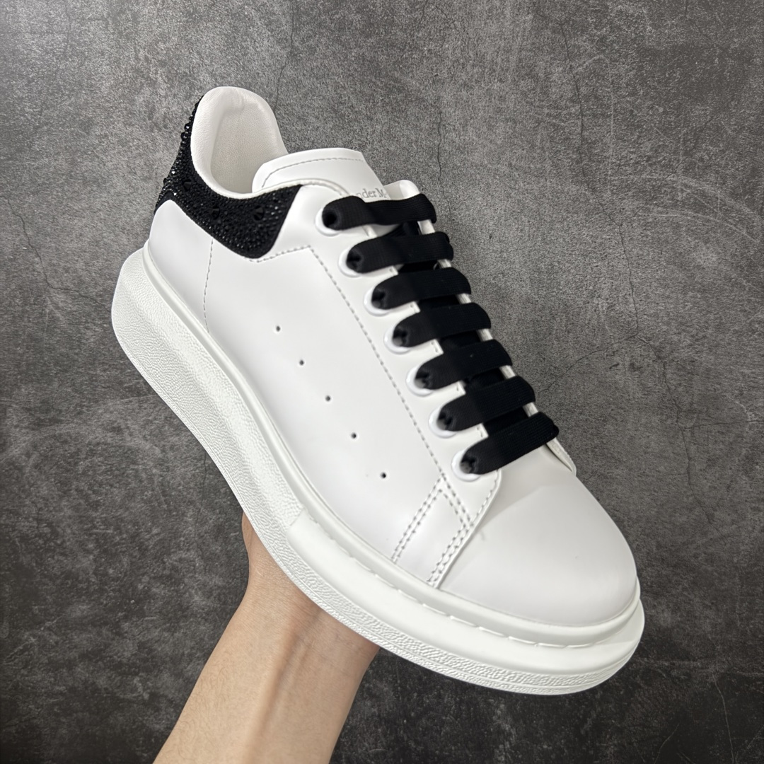 图片[3]-【HT纯原礼盒版】Alexander McQueen/亚历山大麦昆松糕鞋厚底增高小白鞋 黑钻尾 全市场配色最齐(100+配色) 性价比最高 同价位品质无敌 进口丝绸亚光原版正品 水染羊皮内里 羊皮垫脚 回弹度到位 耐磨又舒适 鞋底厚4.5cm 全套原版包装 配件齐全 官方一致 凹凸定制正品原盒包装 右脚鞋舌嵌入防伪芯片装置 外盒鞋标官方二维码扫码+防伪芯片 尺码：35-40-选品中心
