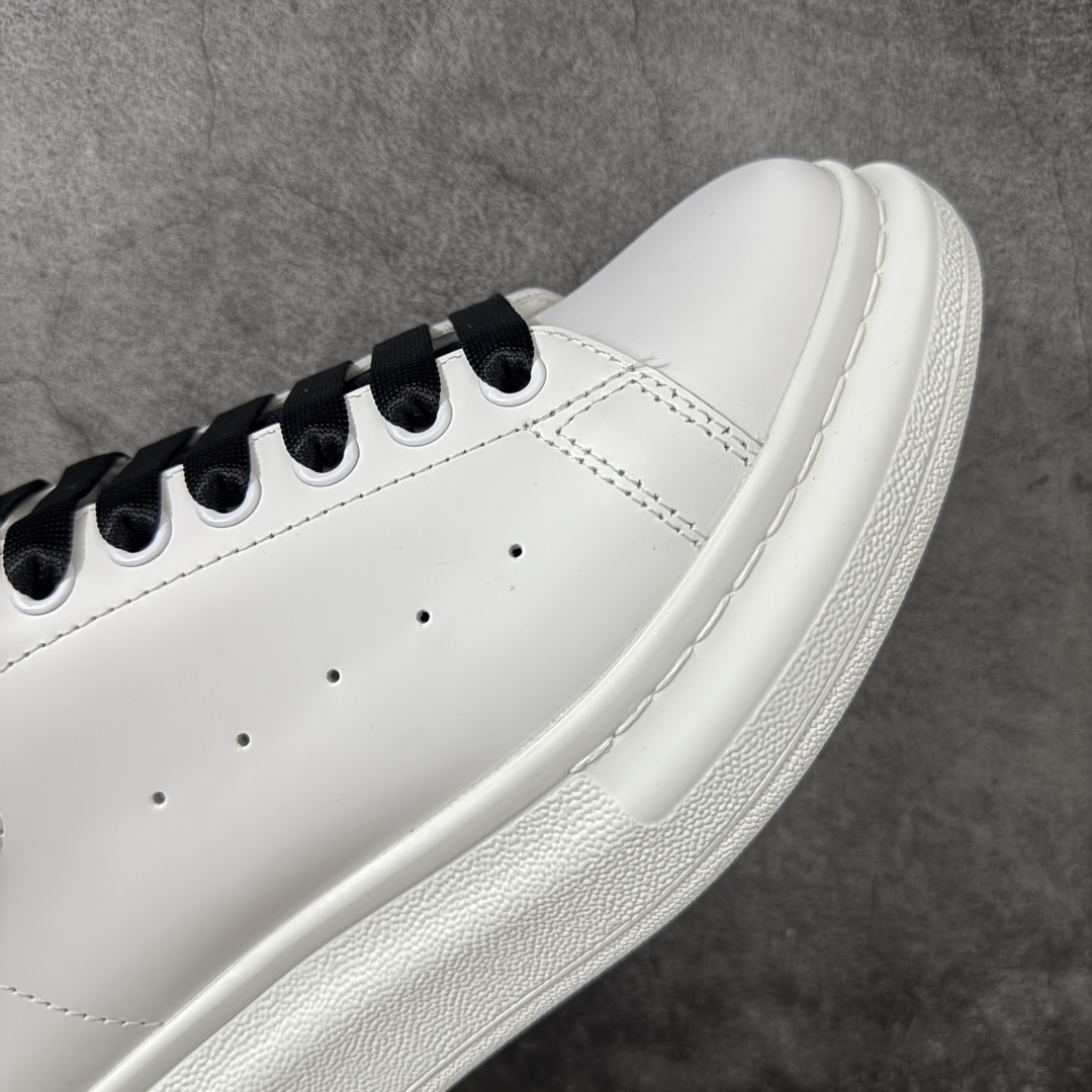 图片[6]-【HT纯原礼盒版】Alexander McQueen/亚历山大麦昆松糕鞋厚底增高小白鞋 黑钻尾 全市场配色最齐(100+配色) 性价比最高 同价位品质无敌 进口丝绸亚光原版正品 水染羊皮内里 羊皮垫脚 回弹度到位 耐磨又舒适 鞋底厚4.5cm 全套原版包装 配件齐全 官方一致 凹凸定制正品原盒包装 右脚鞋舌嵌入防伪芯片装置 外盒鞋标官方二维码扫码+防伪芯片 尺码：35-40-选品中心