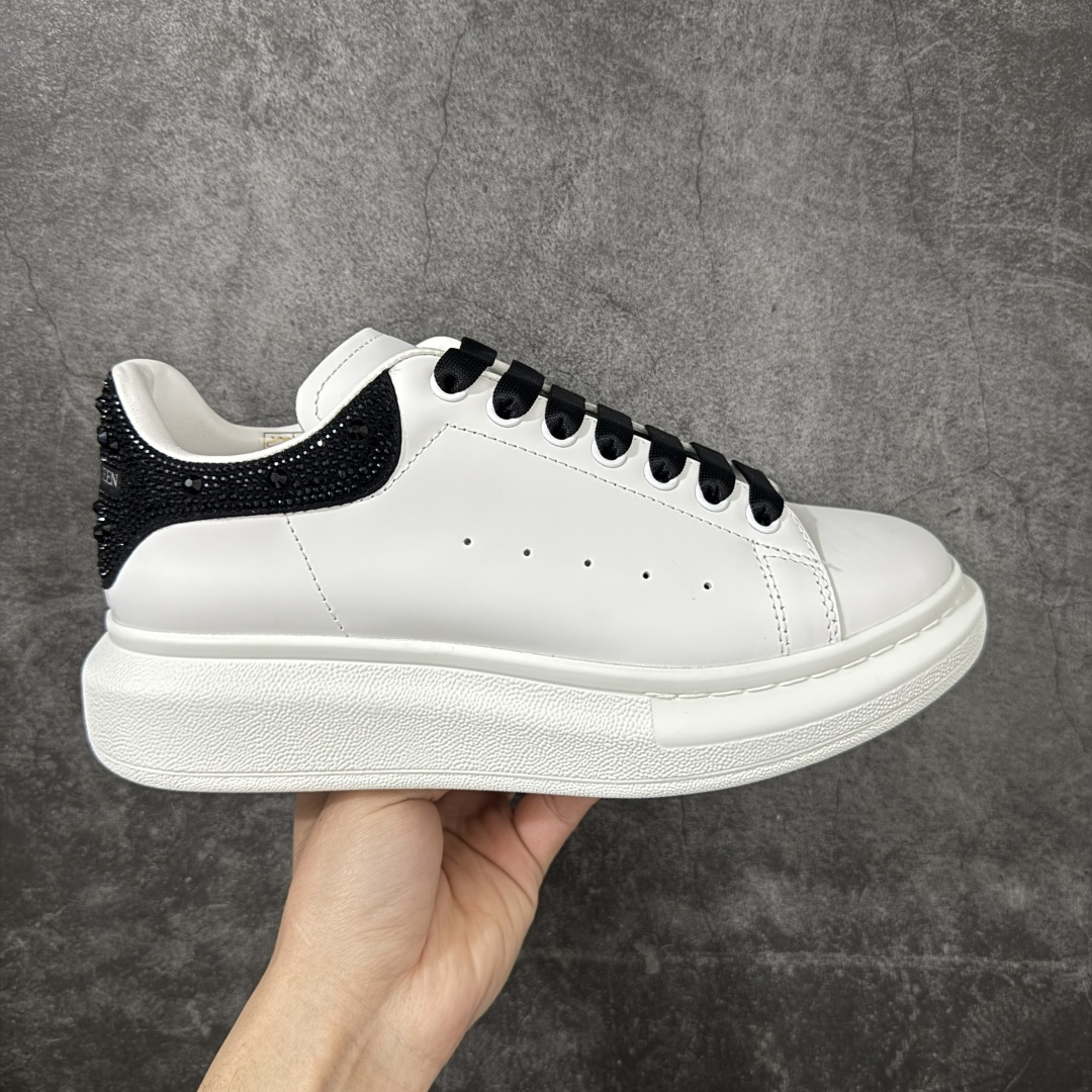 【HT纯原礼盒版】Alexander McQueen/亚历山大麦昆松糕鞋厚底增高小白鞋 黑钻尾 全市场配色最齐(100+配色) 性价比最高 同价位品质无敌 进口丝绸亚光原版正品 水染羊皮内里 羊皮垫脚 回弹度到位 耐磨又舒适 鞋底厚4.5cm 全套原版包装 配件齐全 官方一致 凹凸定制正品原盒包装 右脚鞋舌嵌入防伪芯片装置 外盒鞋标官方二维码扫码+防伪芯片 尺码：35-40-选品中心