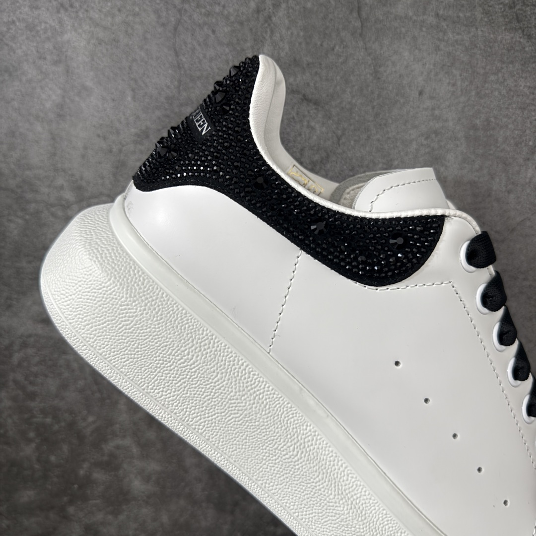 图片[7]-【HT纯原礼盒版】Alexander McQueen/亚历山大麦昆松糕鞋厚底增高小白鞋 黑钻尾 全市场配色最齐(100+配色) 性价比最高 同价位品质无敌 进口丝绸亚光原版正品 水染羊皮内里 羊皮垫脚 回弹度到位 耐磨又舒适 鞋底厚4.5cm 全套原版包装 配件齐全 官方一致 凹凸定制正品原盒包装 右脚鞋舌嵌入防伪芯片装置 外盒鞋标官方二维码扫码+防伪芯片 尺码：35-40-选品中心