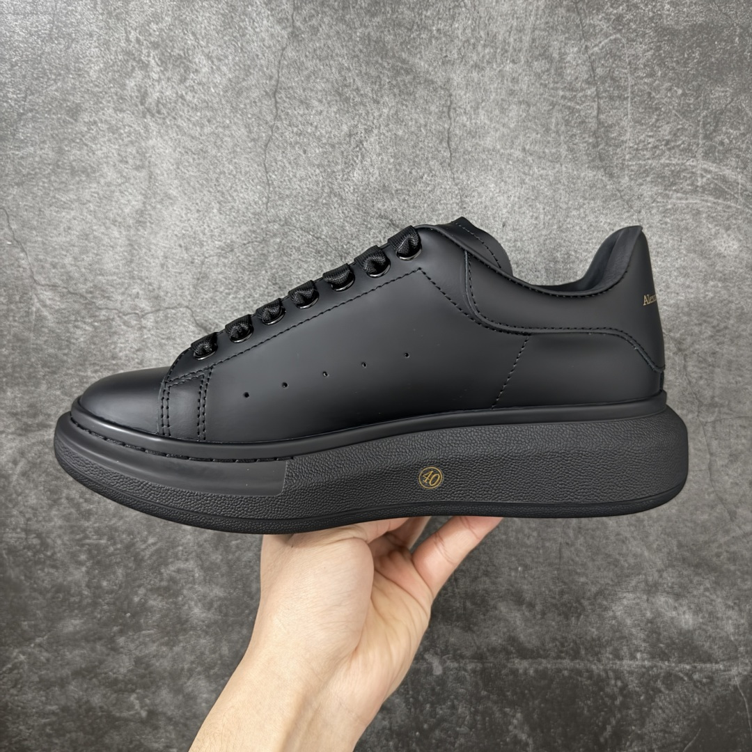 图片[2]-【HT纯原礼盒版】Alexander McQueen/亚历山大麦昆松糕鞋厚底增高小白鞋 黑面logo 全市场配色最齐(100+配色) 性价比最高 同价位品质无敌 进口丝绸亚光原版正品 水染羊皮内里 羊皮垫脚 回弹度到位 耐磨又舒适 鞋底厚4.5cm 全套原版包装 配件齐全 官方一致 凹凸定制正品原盒包装 右脚鞋舌嵌入防伪芯片装置 外盒鞋标官方二维码扫码+防伪芯片 尺码：40-45-选品中心