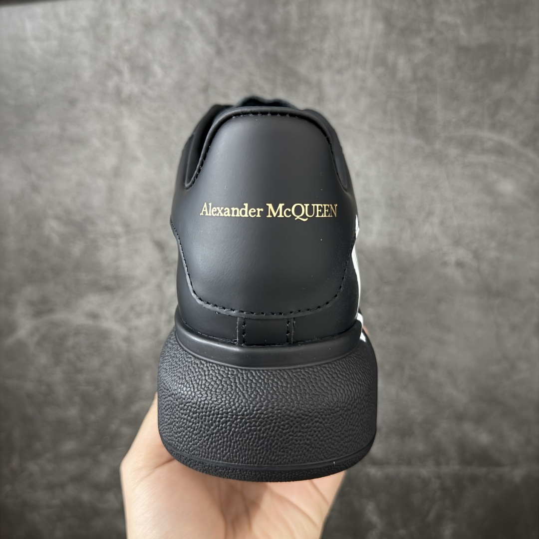 图片[4]-【HT纯原礼盒版】Alexander McQueen/亚历山大麦昆松糕鞋厚底增高小白鞋 黑面logo 全市场配色最齐(100+配色) 性价比最高 同价位品质无敌 进口丝绸亚光原版正品 水染羊皮内里 羊皮垫脚 回弹度到位 耐磨又舒适 鞋底厚4.5cm 全套原版包装 配件齐全 官方一致 凹凸定制正品原盒包装 右脚鞋舌嵌入防伪芯片装置 外盒鞋标官方二维码扫码+防伪芯片 尺码：40-45-选品中心