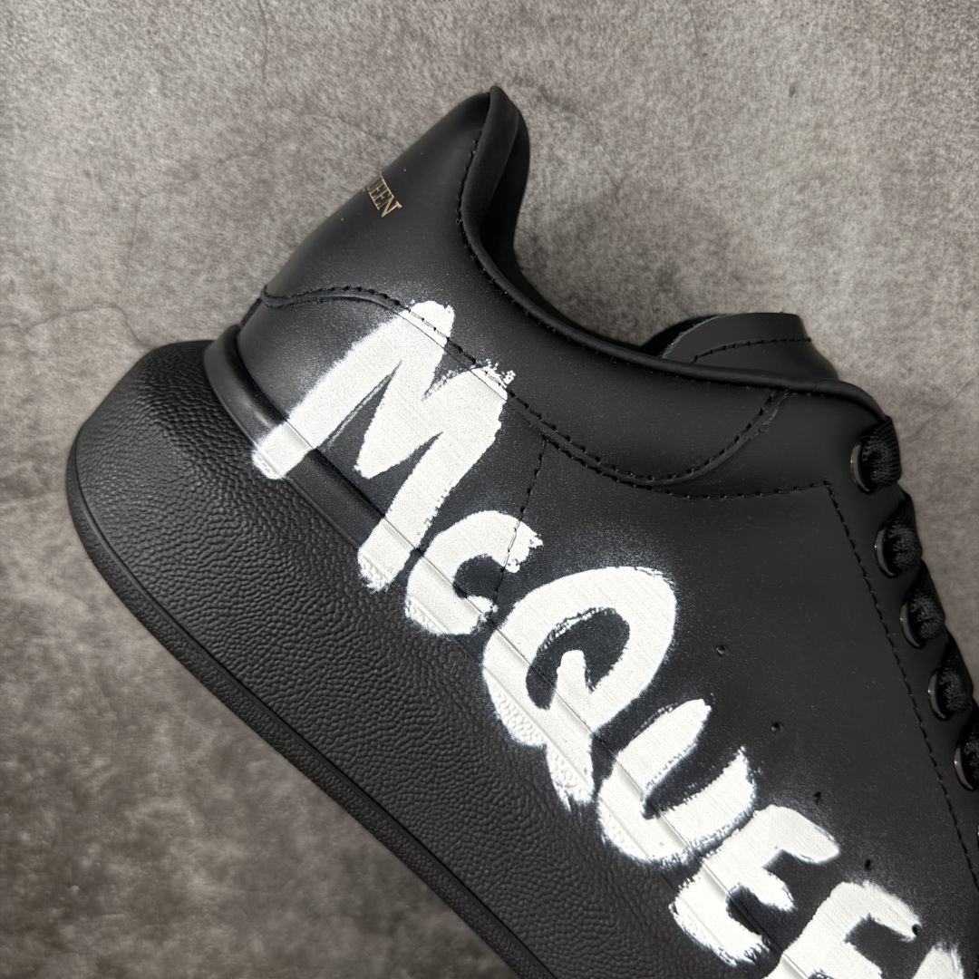 图片[7]-【HT纯原礼盒版】Alexander McQueen/亚历山大麦昆松糕鞋厚底增高小白鞋 黑面logo 全市场配色最齐(100+配色) 性价比最高 同价位品质无敌 进口丝绸亚光原版正品 水染羊皮内里 羊皮垫脚 回弹度到位 耐磨又舒适 鞋底厚4.5cm 全套原版包装 配件齐全 官方一致 凹凸定制正品原盒包装 右脚鞋舌嵌入防伪芯片装置 外盒鞋标官方二维码扫码+防伪芯片 尺码：40-45-选品中心