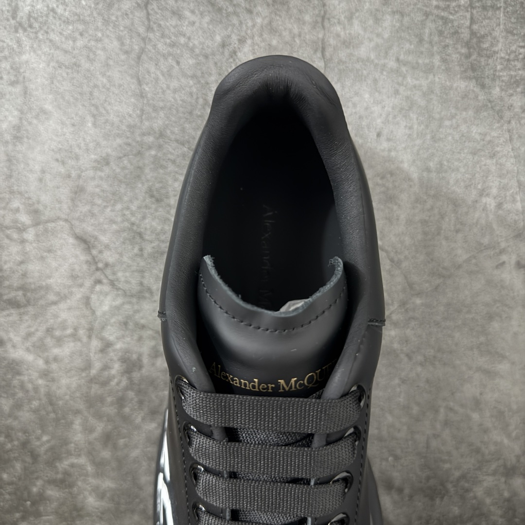 图片[8]-【HT纯原礼盒版】Alexander McQueen/亚历山大麦昆松糕鞋厚底增高小白鞋 黑面logo 全市场配色最齐(100+配色) 性价比最高 同价位品质无敌 进口丝绸亚光原版正品 水染羊皮内里 羊皮垫脚 回弹度到位 耐磨又舒适 鞋底厚4.5cm 全套原版包装 配件齐全 官方一致 凹凸定制正品原盒包装 右脚鞋舌嵌入防伪芯片装置 外盒鞋标官方二维码扫码+防伪芯片 尺码：40-45-选品中心