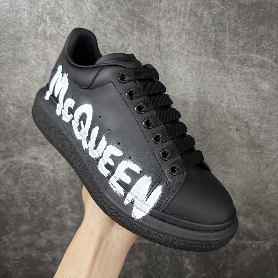 图片[3]-【HT纯原礼盒版】Alexander McQueen/亚历山大麦昆松糕鞋厚底增高小白鞋 黑面logo 全市场配色最齐(100+配色) 性价比最高 同价位品质无敌 进口丝绸亚光原版正品 水染羊皮内里 羊皮垫脚 回弹度到位 耐磨又舒适 鞋底厚4.5cm 全套原版包装 配件齐全 官方一致 凹凸定制正品原盒包装 右脚鞋舌嵌入防伪芯片装置 外盒鞋标官方二维码扫码+防伪芯片 尺码：40-45-选品中心