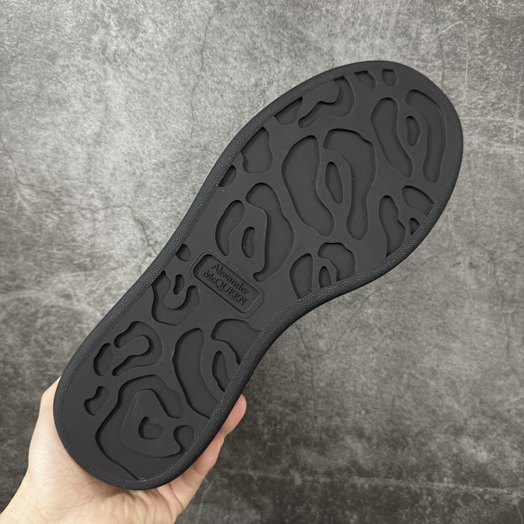 图片[9]-【HT纯原礼盒版】Alexander McQueen/亚历山大麦昆松糕鞋厚底增高小白鞋 黑面logo 全市场配色最齐(100+配色) 性价比最高 同价位品质无敌 进口丝绸亚光原版正品 水染羊皮内里 羊皮垫脚 回弹度到位 耐磨又舒适 鞋底厚4.5cm 全套原版包装 配件齐全 官方一致 凹凸定制正品原盒包装 右脚鞋舌嵌入防伪芯片装置 外盒鞋标官方二维码扫码+防伪芯片 尺码：40-45-选品中心