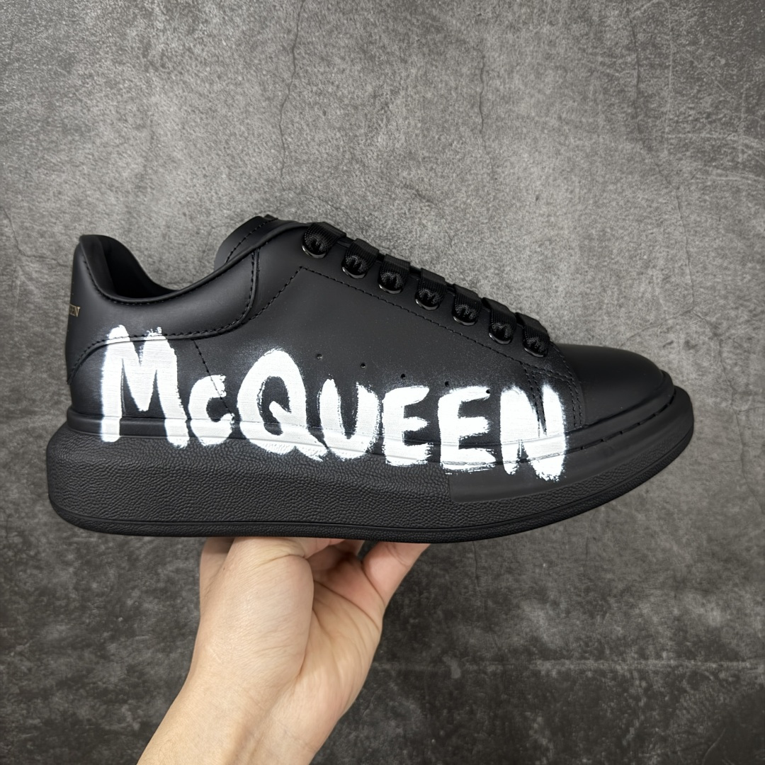 【HT纯原礼盒版】Alexander McQueen/亚历山大麦昆松糕鞋厚底增高小白鞋 黑面logo 全市场配色最齐(100+配色) 性价比最高 同价位品质无敌 进口丝绸亚光原版正品 水染羊皮内里 羊皮垫脚 回弹度到位 耐磨又舒适 鞋底厚4.5cm 全套原版包装 配件齐全 官方一致 凹凸定制正品原盒包装 右脚鞋舌嵌入防伪芯片装置 外盒鞋标官方二维码扫码+防伪芯片 尺码：40-45-选品中心