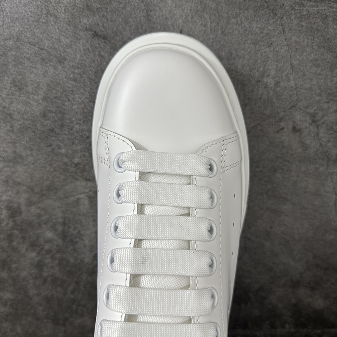 图片[5]-【HT纯原礼盒版】Alexander McQueen/亚历山大麦昆松糕鞋厚底增高小白鞋 灰透滴胶尾 全市场配色最齐(100+配色) 性价比最高 同价位品质无敌 进口丝绸亚光原版正品 水染羊皮内里 羊皮垫脚 回弹度到位 耐磨又舒适 鞋底厚4.5cm 全套原版包装 配件齐全 官方一致 凹凸定制正品原盒包装 右脚鞋舌嵌入防伪芯片装置 外盒鞋标官方二维码扫码+防伪芯片 尺码：40-45-选品中心