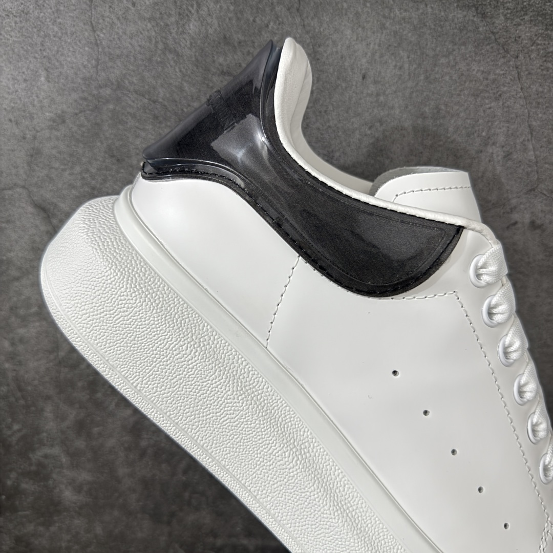 图片[7]-【HT纯原礼盒版】Alexander McQueen/亚历山大麦昆松糕鞋厚底增高小白鞋 灰透滴胶尾 全市场配色最齐(100+配色) 性价比最高 同价位品质无敌 进口丝绸亚光原版正品 水染羊皮内里 羊皮垫脚 回弹度到位 耐磨又舒适 鞋底厚4.5cm 全套原版包装 配件齐全 官方一致 凹凸定制正品原盒包装 右脚鞋舌嵌入防伪芯片装置 外盒鞋标官方二维码扫码+防伪芯片 尺码：40-45-选品中心