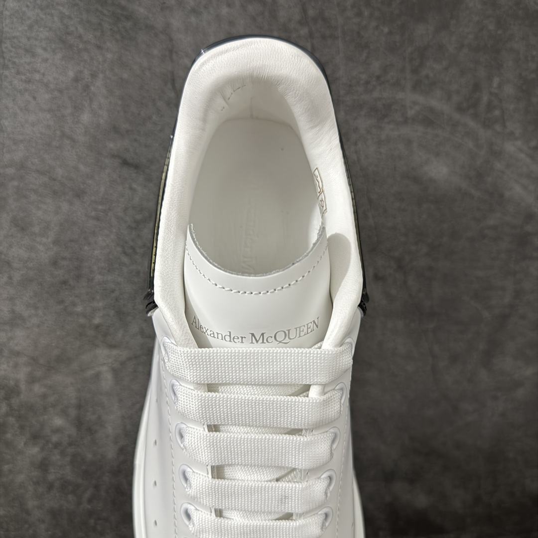 图片[8]-【HT纯原礼盒版】Alexander McQueen/亚历山大麦昆松糕鞋厚底增高小白鞋 灰透滴胶尾 全市场配色最齐(100+配色) 性价比最高 同价位品质无敌 进口丝绸亚光原版正品 水染羊皮内里 羊皮垫脚 回弹度到位 耐磨又舒适 鞋底厚4.5cm 全套原版包装 配件齐全 官方一致 凹凸定制正品原盒包装 右脚鞋舌嵌入防伪芯片装置 外盒鞋标官方二维码扫码+防伪芯片 尺码：40-45-选品中心