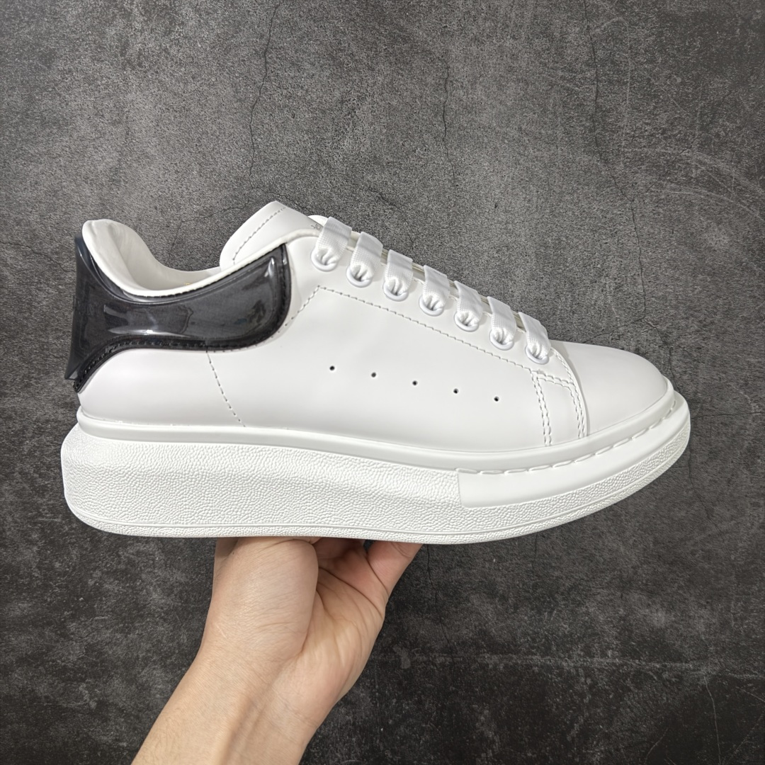 【HT纯原礼盒版】Alexander McQueen/亚历山大麦昆松糕鞋厚底增高小白鞋 灰透滴胶尾 全市场配色最齐(100+配色) 性价比最高 同价位品质无敌 进口丝绸亚光原版正品 水染羊皮内里 羊皮垫脚 回弹度到位 耐磨又舒适 鞋底厚4.5cm 全套原版包装 配件齐全 官方一致 凹凸定制正品原盒包装 右脚鞋舌嵌入防伪芯片装置 外盒鞋标官方二维码扫码+防伪芯片 尺码：40-45-选品中心