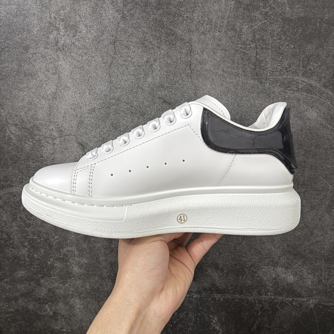 图片[2]-【HT纯原礼盒版】Alexander McQueen/亚历山大麦昆松糕鞋厚底增高小白鞋 灰透滴胶尾 全市场配色最齐(100+配色) 性价比最高 同价位品质无敌 进口丝绸亚光原版正品 水染羊皮内里 羊皮垫脚 回弹度到位 耐磨又舒适 鞋底厚4.5cm 全套原版包装 配件齐全 官方一致 凹凸定制正品原盒包装 右脚鞋舌嵌入防伪芯片装置 外盒鞋标官方二维码扫码+防伪芯片 尺码：40-45-选品中心