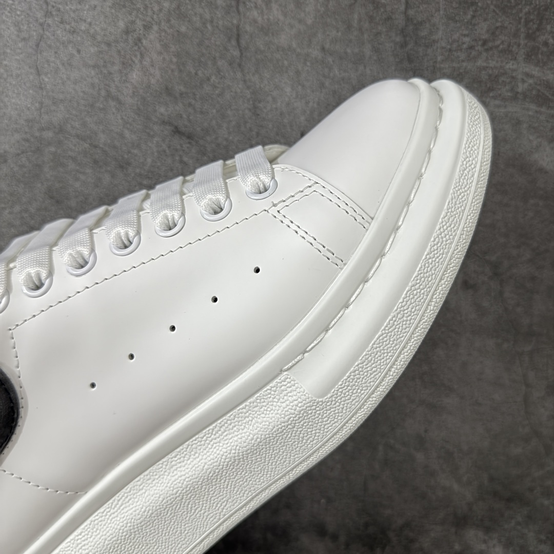 图片[6]-【HT纯原礼盒版】Alexander McQueen/亚历山大麦昆松糕鞋厚底增高小白鞋 灰透滴胶尾 全市场配色最齐(100+配色) 性价比最高 同价位品质无敌 进口丝绸亚光原版正品 水染羊皮内里 羊皮垫脚 回弹度到位 耐磨又舒适 鞋底厚4.5cm 全套原版包装 配件齐全 官方一致 凹凸定制正品原盒包装 右脚鞋舌嵌入防伪芯片装置 外盒鞋标官方二维码扫码+防伪芯片 尺码：40-45-选品中心