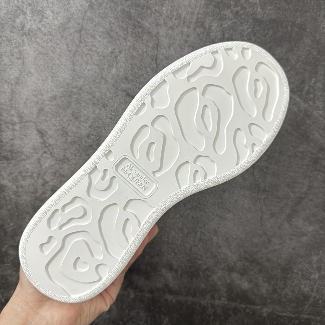 图片[9]-【HT纯原礼盒版】Alexander McQueen/亚历山大麦昆松糕鞋厚底增高小白鞋 灰透滴胶尾 全市场配色最齐(100+配色) 性价比最高 同价位品质无敌 进口丝绸亚光原版正品 水染羊皮内里 羊皮垫脚 回弹度到位 耐磨又舒适 鞋底厚4.5cm 全套原版包装 配件齐全 官方一致 凹凸定制正品原盒包装 右脚鞋舌嵌入防伪芯片装置 外盒鞋标官方二维码扫码+防伪芯片 尺码：40-45-选品中心