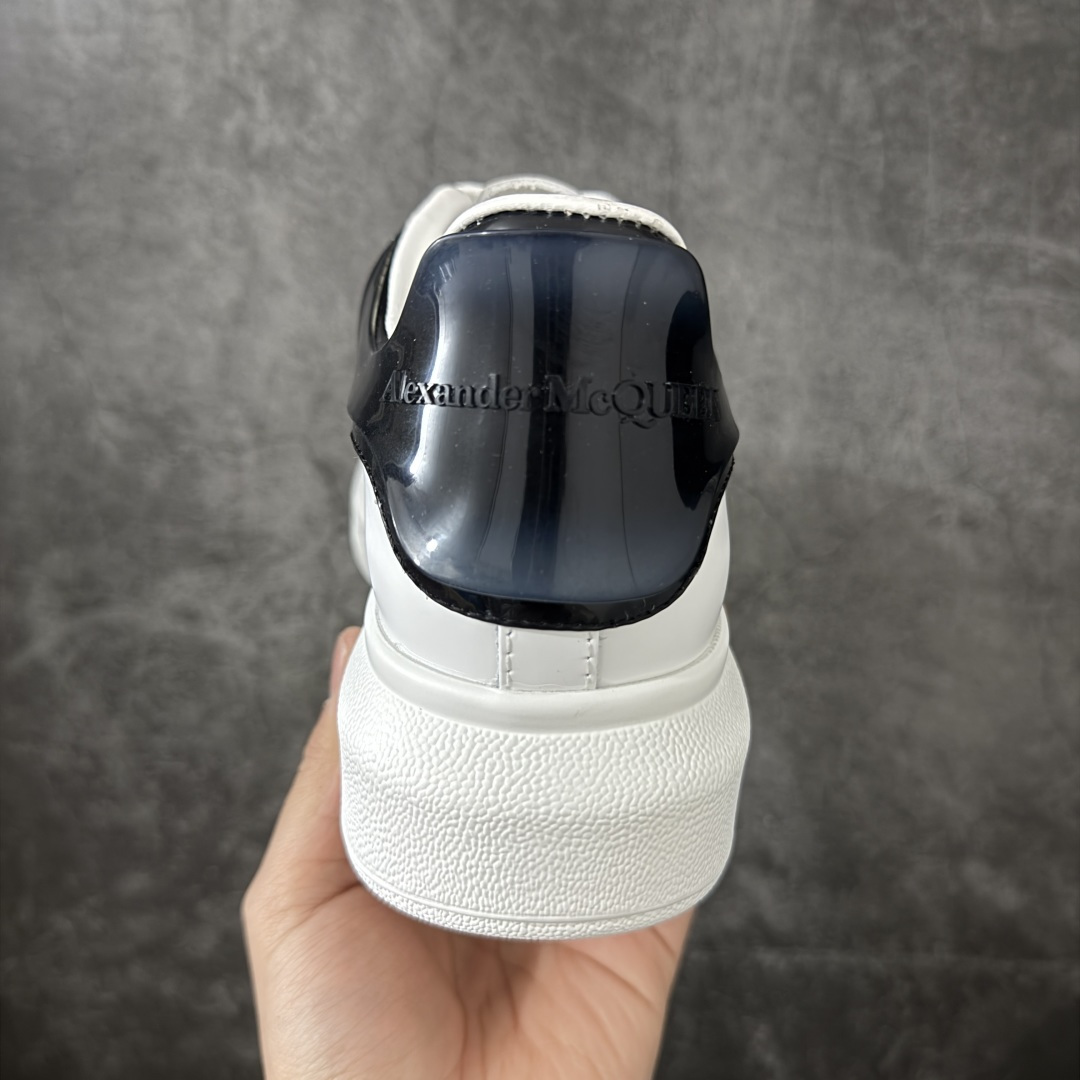 图片[4]-【HT纯原礼盒版】Alexander McQueen/亚历山大麦昆松糕鞋厚底增高小白鞋 黑透滴胶尾 全市场配色最齐(100+配色) 性价比最高 同价位品质无敌 进口丝绸亚光原版正品 水染羊皮内里 羊皮垫脚 回弹度到位 耐磨又舒适 鞋底厚4.5cm 全套原版包装 配件齐全 官方一致 凹凸定制正品原盒包装 右脚鞋舌嵌入防伪芯片装置 外盒鞋标官方二维码扫码+防伪芯片 尺码：40-45-选品中心
