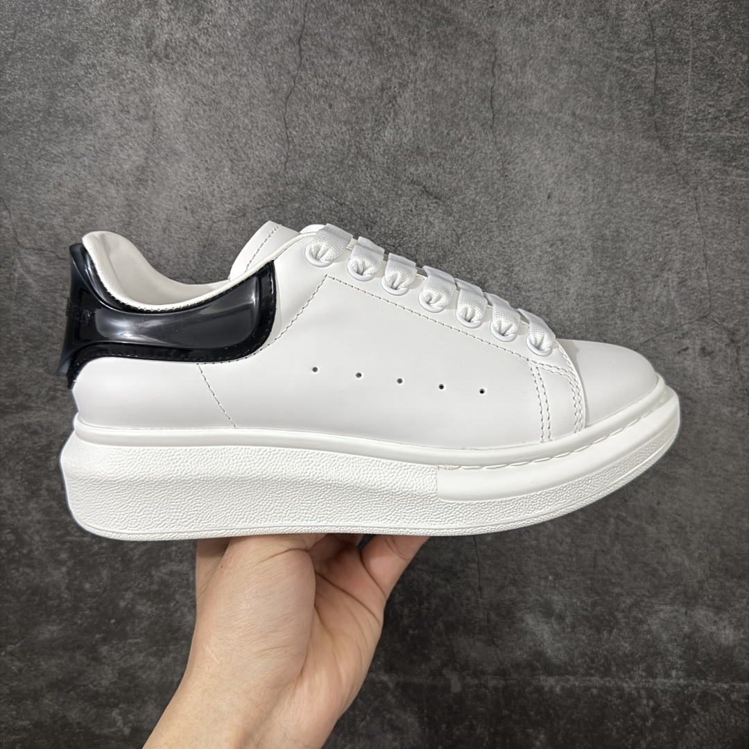 【HT纯原礼盒版】Alexander McQueen/亚历山大麦昆松糕鞋厚底增高小白鞋 黑透滴胶尾 全市场配色最齐(100+配色) 性价比最高 同价位品质无敌 进口丝绸亚光原版正品 水染羊皮内里 羊皮垫脚 回弹度到位 耐磨又舒适 鞋底厚4.5cm 全套原版包装 配件齐全 官方一致 凹凸定制正品原盒包装 右脚鞋舌嵌入防伪芯片装置 外盒鞋标官方二维码扫码+防伪芯片 尺码：40-45-选品中心