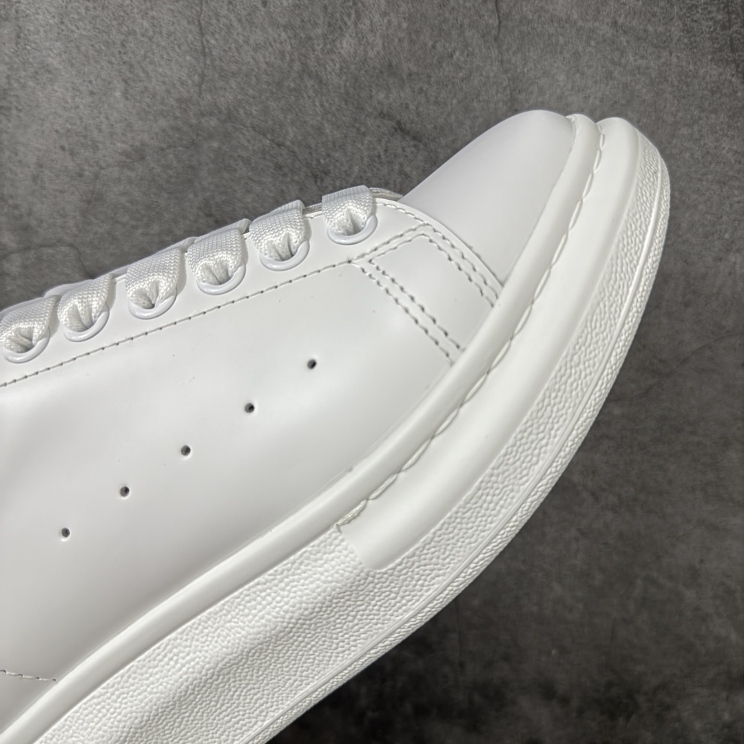 图片[6]-【HT纯原礼盒版】Alexander McQueen/亚历山大麦昆松糕鞋厚底增高小白鞋 黑透滴胶尾 全市场配色最齐(100+配色) 性价比最高 同价位品质无敌 进口丝绸亚光原版正品 水染羊皮内里 羊皮垫脚 回弹度到位 耐磨又舒适 鞋底厚4.5cm 全套原版包装 配件齐全 官方一致 凹凸定制正品原盒包装 右脚鞋舌嵌入防伪芯片装置 外盒鞋标官方二维码扫码+防伪芯片 尺码：40-45-选品中心