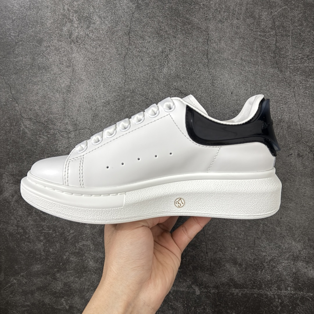 图片[2]-【HT纯原礼盒版】Alexander McQueen/亚历山大麦昆松糕鞋厚底增高小白鞋 黑透滴胶尾 全市场配色最齐(100+配色) 性价比最高 同价位品质无敌 进口丝绸亚光原版正品 水染羊皮内里 羊皮垫脚 回弹度到位 耐磨又舒适 鞋底厚4.5cm 全套原版包装 配件齐全 官方一致 凹凸定制正品原盒包装 右脚鞋舌嵌入防伪芯片装置 外盒鞋标官方二维码扫码+防伪芯片 尺码：40-45-选品中心