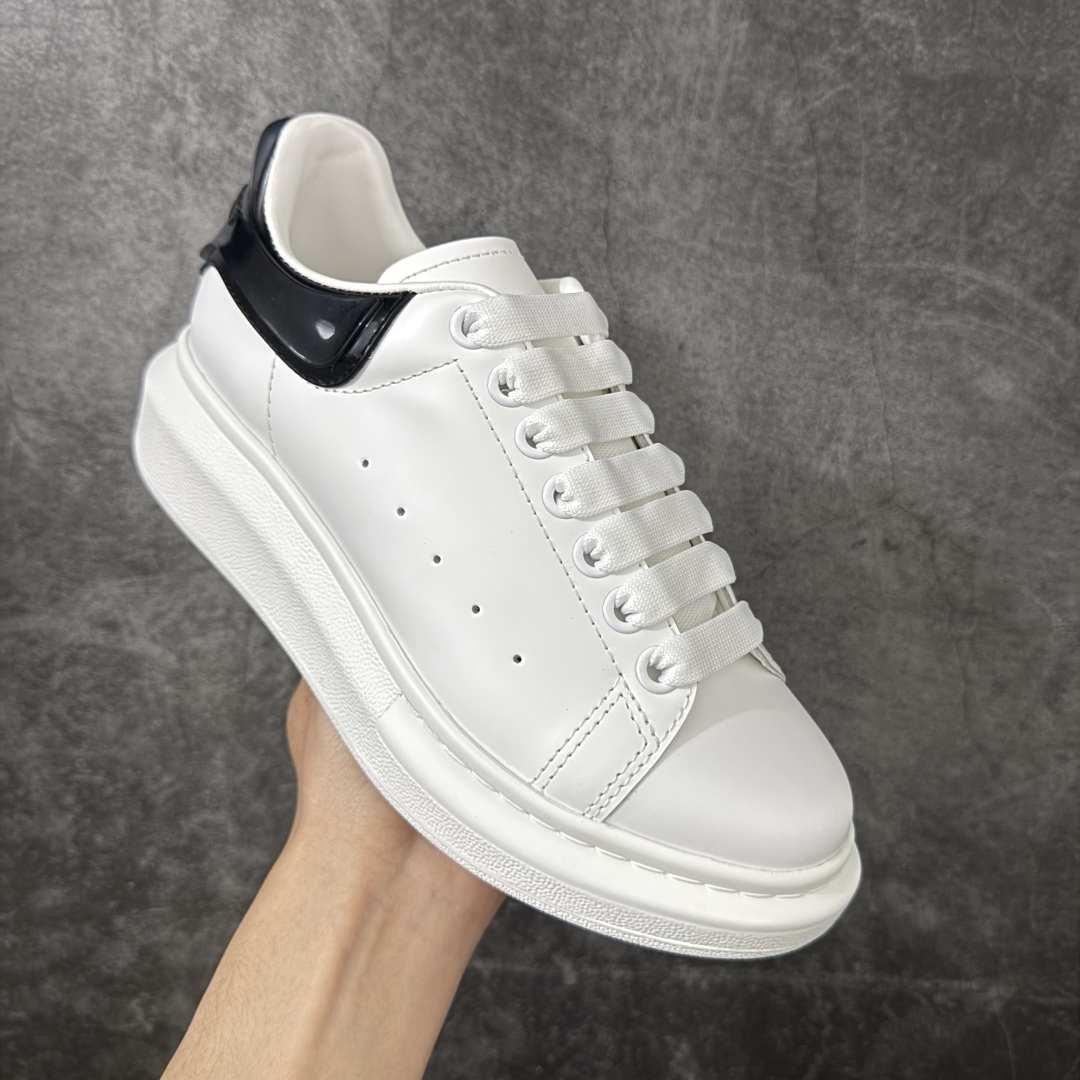 图片[3]-【HT纯原礼盒版】Alexander McQueen/亚历山大麦昆松糕鞋厚底增高小白鞋 黑透滴胶尾 全市场配色最齐(100+配色) 性价比最高 同价位品质无敌 进口丝绸亚光原版正品 水染羊皮内里 羊皮垫脚 回弹度到位 耐磨又舒适 鞋底厚4.5cm 全套原版包装 配件齐全 官方一致 凹凸定制正品原盒包装 右脚鞋舌嵌入防伪芯片装置 外盒鞋标官方二维码扫码+防伪芯片 尺码：40-45-选品中心