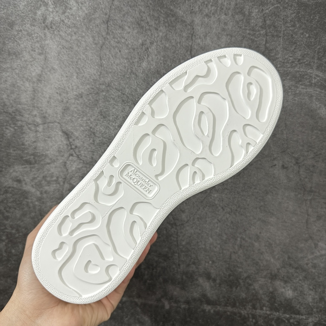 图片[9]-【HT纯原礼盒版】Alexander McQueen/亚历山大麦昆松糕鞋厚底增高小白鞋 黑透滴胶尾 全市场配色最齐(100+配色) 性价比最高 同价位品质无敌 进口丝绸亚光原版正品 水染羊皮内里 羊皮垫脚 回弹度到位 耐磨又舒适 鞋底厚4.5cm 全套原版包装 配件齐全 官方一致 凹凸定制正品原盒包装 右脚鞋舌嵌入防伪芯片装置 外盒鞋标官方二维码扫码+防伪芯片 尺码：40-45-选品中心