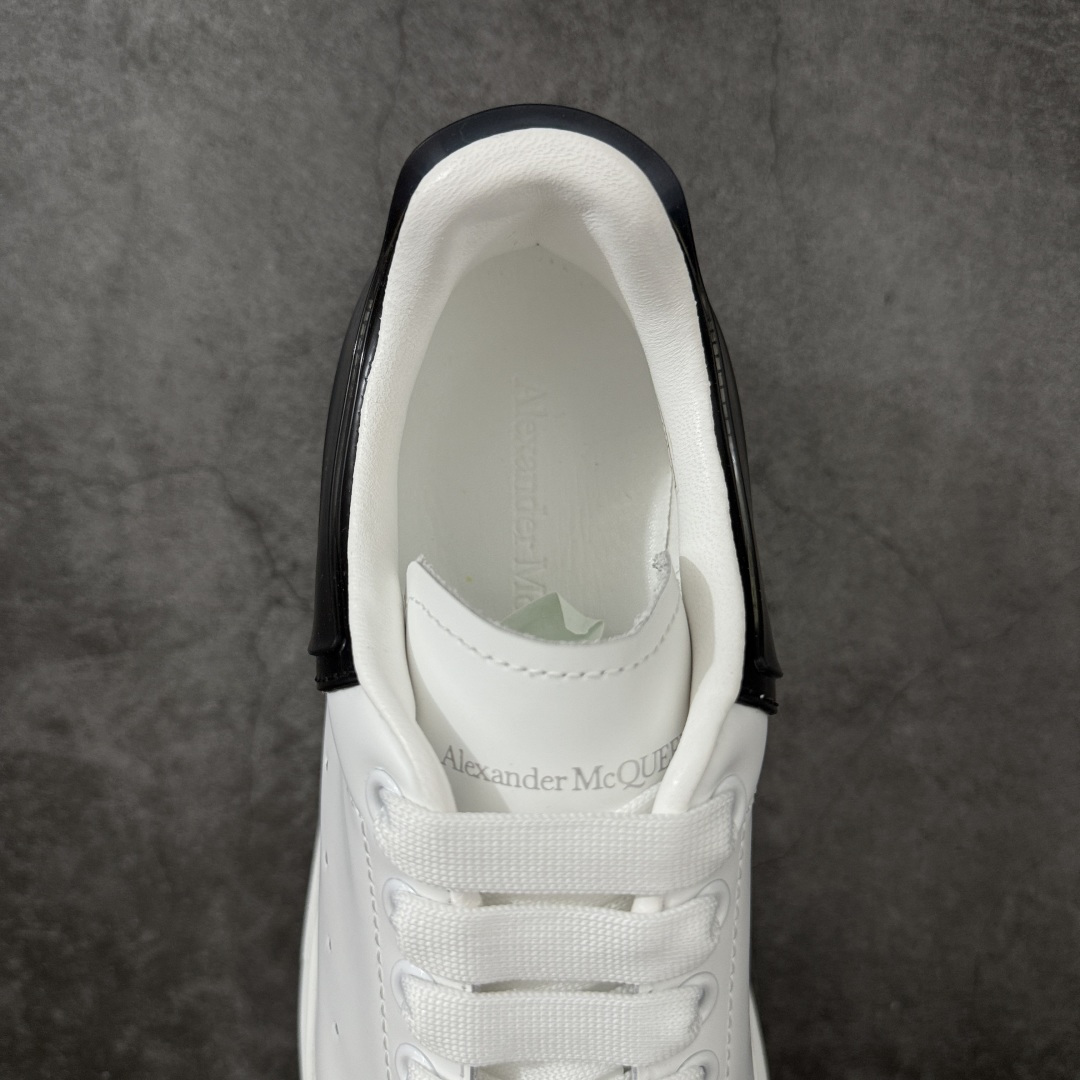 图片[8]-【HT纯原礼盒版】Alexander McQueen/亚历山大麦昆松糕鞋厚底增高小白鞋 黑透滴胶尾 全市场配色最齐(100+配色) 性价比最高 同价位品质无敌 进口丝绸亚光原版正品 水染羊皮内里 羊皮垫脚 回弹度到位 耐磨又舒适 鞋底厚4.5cm 全套原版包装 配件齐全 官方一致 凹凸定制正品原盒包装 右脚鞋舌嵌入防伪芯片装置 外盒鞋标官方二维码扫码+防伪芯片 尺码：40-45-选品中心