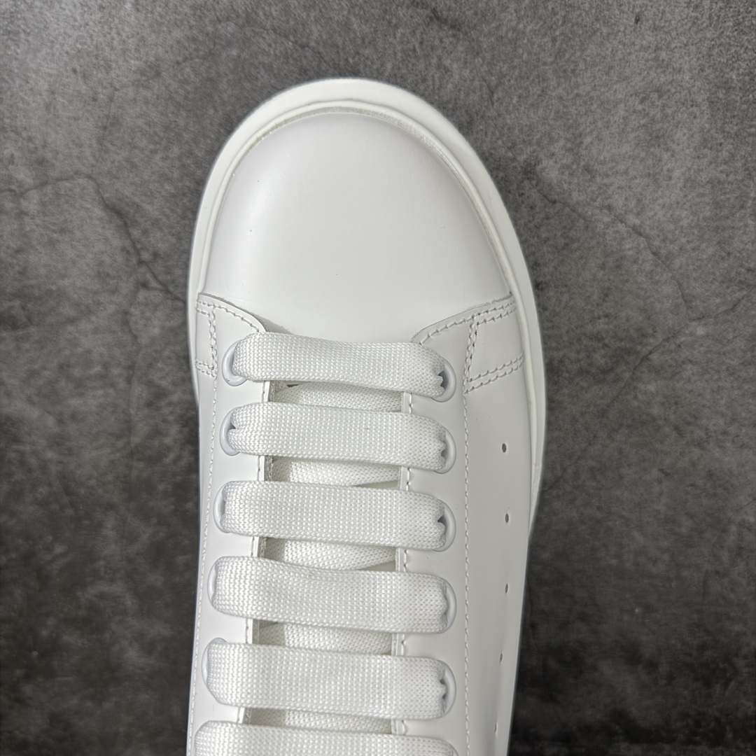 图片[5]-【HT纯原礼盒版】Alexander McQueen/亚历山大麦昆松糕鞋厚底增高小白鞋 白透滴胶尾 全市场配色最齐(100+配色) 性价比最高 同价位品质无敌 进口丝绸亚光原版正品 水染羊皮内里 羊皮垫脚 回弹度到位 耐磨又舒适 鞋底厚4.5cm 全套原版包装 配件齐全 官方一致 凹凸定制正品原盒包装 右脚鞋舌嵌入防伪芯片装置 外盒鞋标官方二维码扫码+防伪芯片 尺码：35-45-选品中心