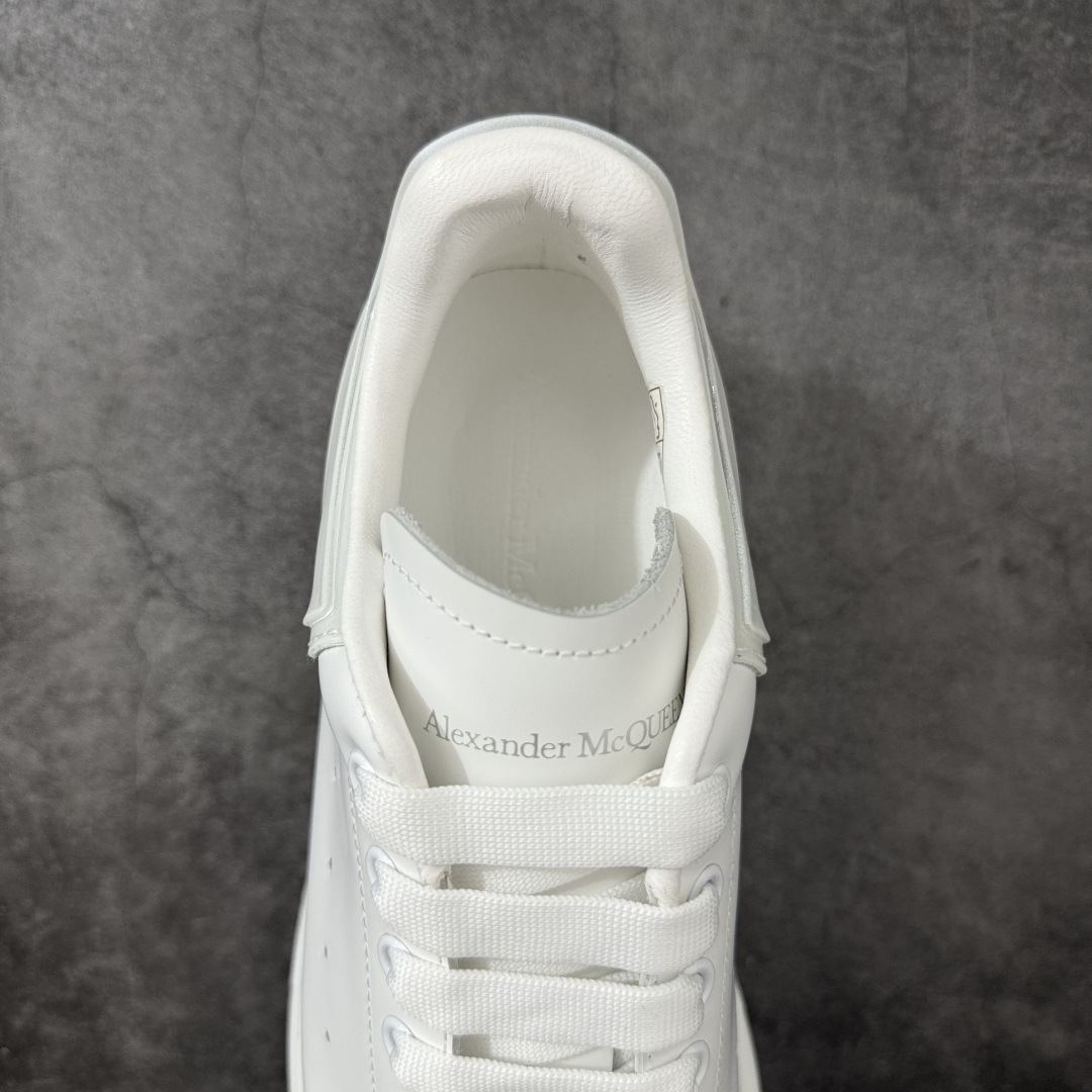 图片[8]-【HT纯原礼盒版】Alexander McQueen/亚历山大麦昆松糕鞋厚底增高小白鞋 白透滴胶尾 全市场配色最齐(100+配色) 性价比最高 同价位品质无敌 进口丝绸亚光原版正品 水染羊皮内里 羊皮垫脚 回弹度到位 耐磨又舒适 鞋底厚4.5cm 全套原版包装 配件齐全 官方一致 凹凸定制正品原盒包装 右脚鞋舌嵌入防伪芯片装置 外盒鞋标官方二维码扫码+防伪芯片 尺码：35-45-选品中心
