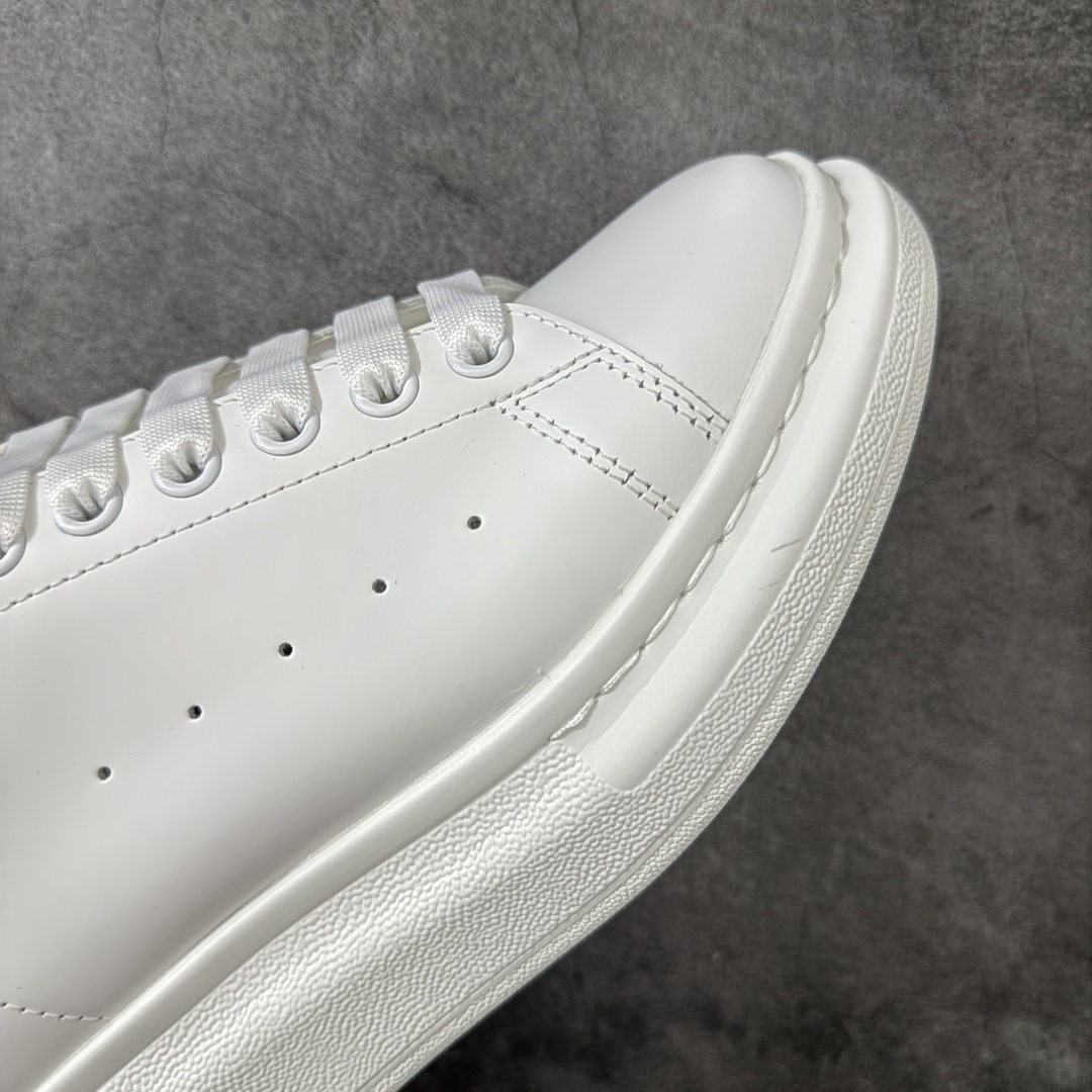 图片[6]-【HT纯原礼盒版】Alexander McQueen/亚历山大麦昆松糕鞋厚底增高小白鞋 白透滴胶尾 全市场配色最齐(100+配色) 性价比最高 同价位品质无敌 进口丝绸亚光原版正品 水染羊皮内里 羊皮垫脚 回弹度到位 耐磨又舒适 鞋底厚4.5cm 全套原版包装 配件齐全 官方一致 凹凸定制正品原盒包装 右脚鞋舌嵌入防伪芯片装置 外盒鞋标官方二维码扫码+防伪芯片 尺码：35-45-选品中心