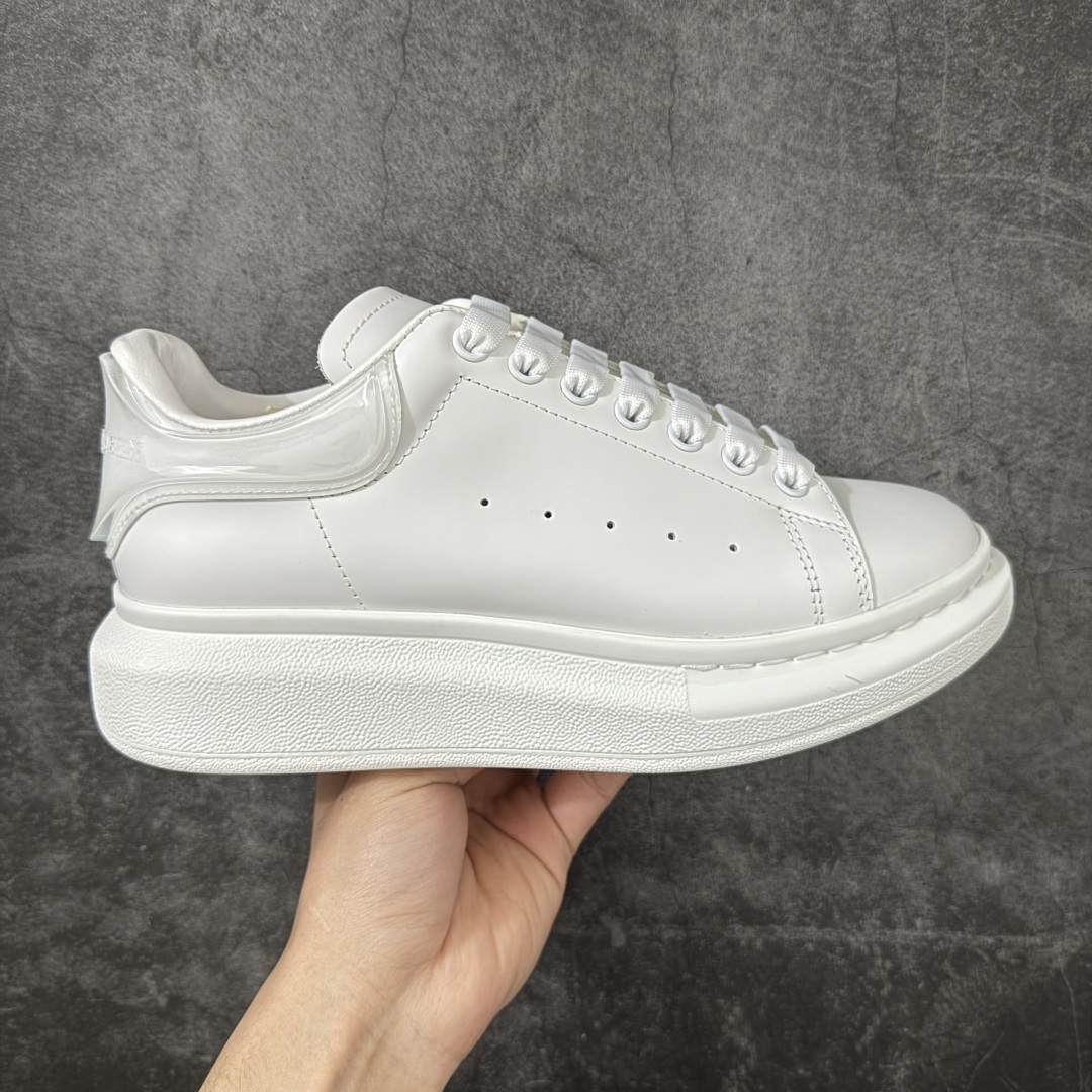【HT纯原礼盒版】Alexander McQueen/亚历山大麦昆松糕鞋厚底增高小白鞋 白透滴胶尾 全市场配色最齐(100+配色) 性价比最高 同价位品质无敌 进口丝绸亚光原版正品 水染羊皮内里 羊皮垫脚 回弹度到位 耐磨又舒适 鞋底厚4.5cm 全套原版包装 配件齐全 官方一致 凹凸定制正品原盒包装 右脚鞋舌嵌入防伪芯片装置 外盒鞋标官方二维码扫码+防伪芯片 尺码：35-45-选品中心
