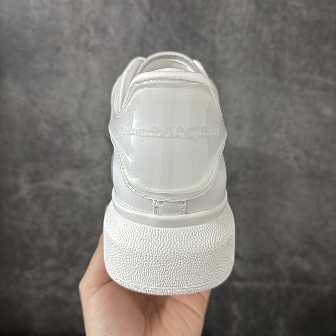 图片[4]-【HT纯原礼盒版】Alexander McQueen/亚历山大麦昆松糕鞋厚底增高小白鞋 白透滴胶尾 全市场配色最齐(100+配色) 性价比最高 同价位品质无敌 进口丝绸亚光原版正品 水染羊皮内里 羊皮垫脚 回弹度到位 耐磨又舒适 鞋底厚4.5cm 全套原版包装 配件齐全 官方一致 凹凸定制正品原盒包装 右脚鞋舌嵌入防伪芯片装置 外盒鞋标官方二维码扫码+防伪芯片 尺码：35-45-选品中心