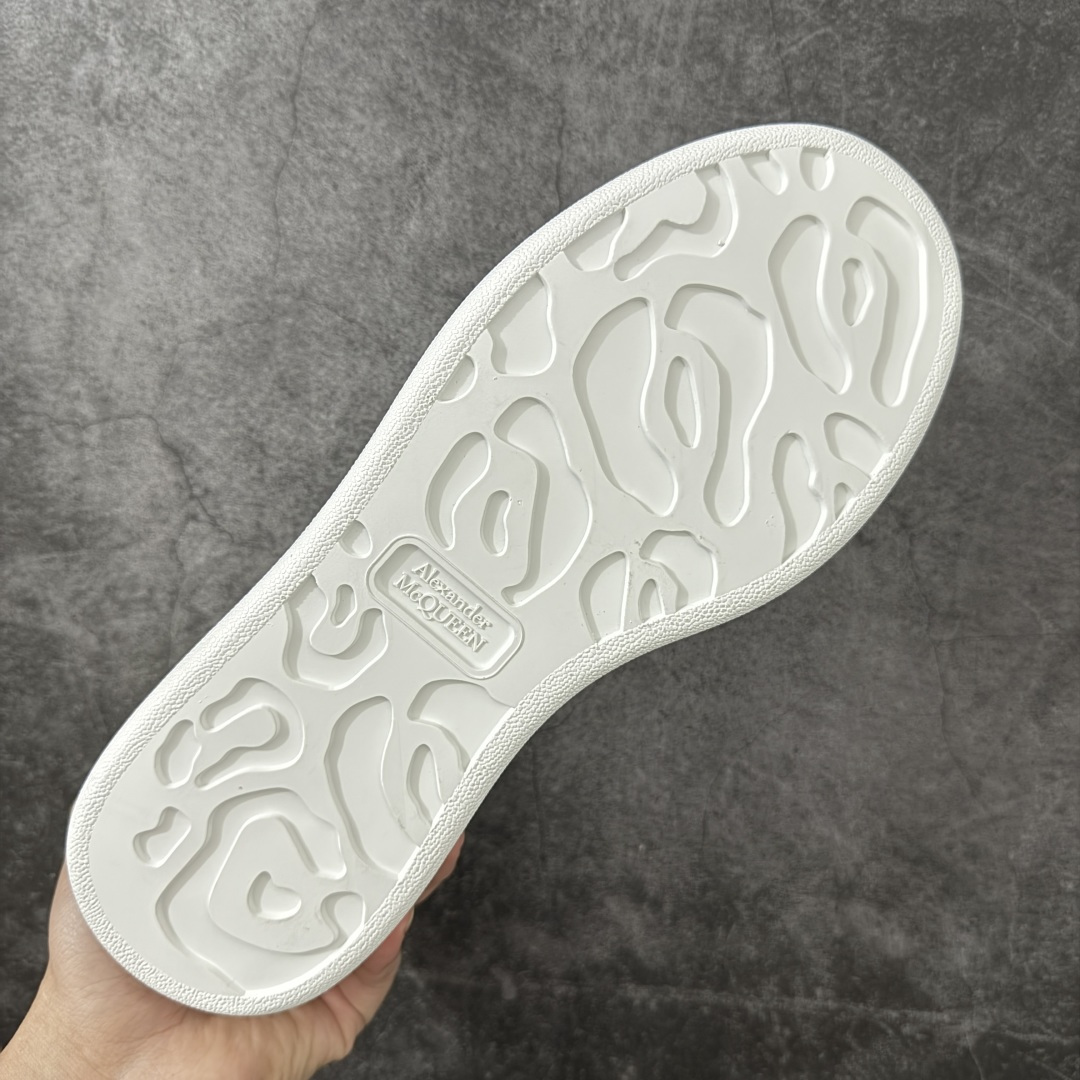 图片[9]-【HT纯原礼盒版】Alexander McQueen/亚历山大麦昆松糕鞋厚底增高小白鞋 白透滴胶尾 全市场配色最齐(100+配色) 性价比最高 同价位品质无敌 进口丝绸亚光原版正品 水染羊皮内里 羊皮垫脚 回弹度到位 耐磨又舒适 鞋底厚4.5cm 全套原版包装 配件齐全 官方一致 凹凸定制正品原盒包装 右脚鞋舌嵌入防伪芯片装置 外盒鞋标官方二维码扫码+防伪芯片 尺码：35-45-选品中心