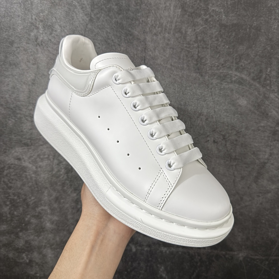 图片[3]-【HT纯原礼盒版】Alexander McQueen/亚历山大麦昆松糕鞋厚底增高小白鞋 白透滴胶尾 全市场配色最齐(100+配色) 性价比最高 同价位品质无敌 进口丝绸亚光原版正品 水染羊皮内里 羊皮垫脚 回弹度到位 耐磨又舒适 鞋底厚4.5cm 全套原版包装 配件齐全 官方一致 凹凸定制正品原盒包装 右脚鞋舌嵌入防伪芯片装置 外盒鞋标官方二维码扫码+防伪芯片 尺码：35-45-选品中心
