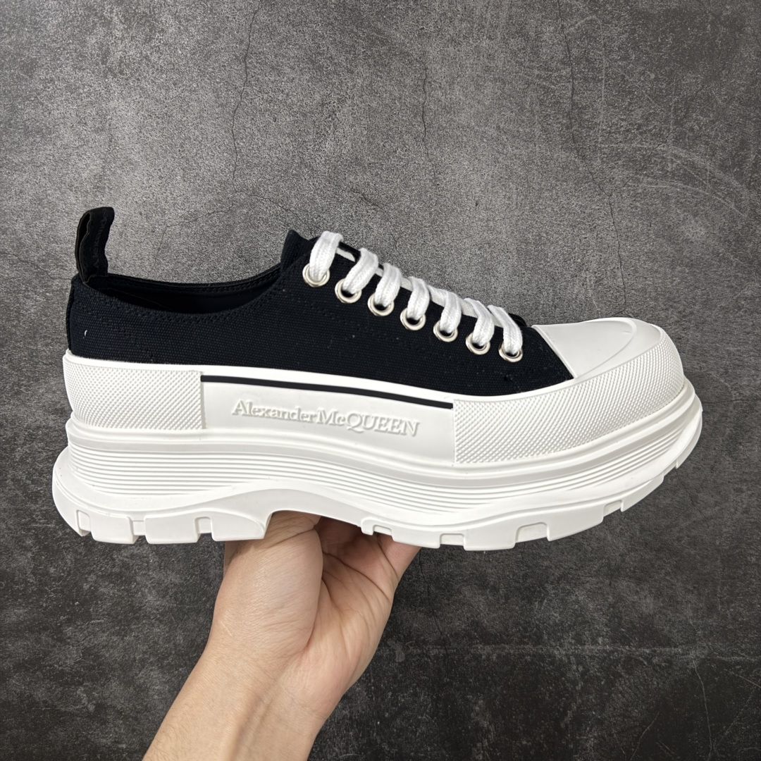 【HT纯原礼盒版】Alexander McQueen/亚历山大麦昆松糕鞋厚底增高小白鞋 帆布鞋 麦昆二代黑白色 全市场配色最齐(100+配色) 性价比最高 同价位品质无敌 进口丝绸亚光原版正品 水染羊皮内里 羊皮垫脚 回弹度到位 耐磨又舒适 鞋底厚4.5cm 全套原版包装 配件齐全 官方一致 凹凸定制正品原盒包装 右脚鞋舌嵌入防伪芯片装置 外盒鞋标官方二维码扫码+防伪芯片 尺码：35-45-选品中心