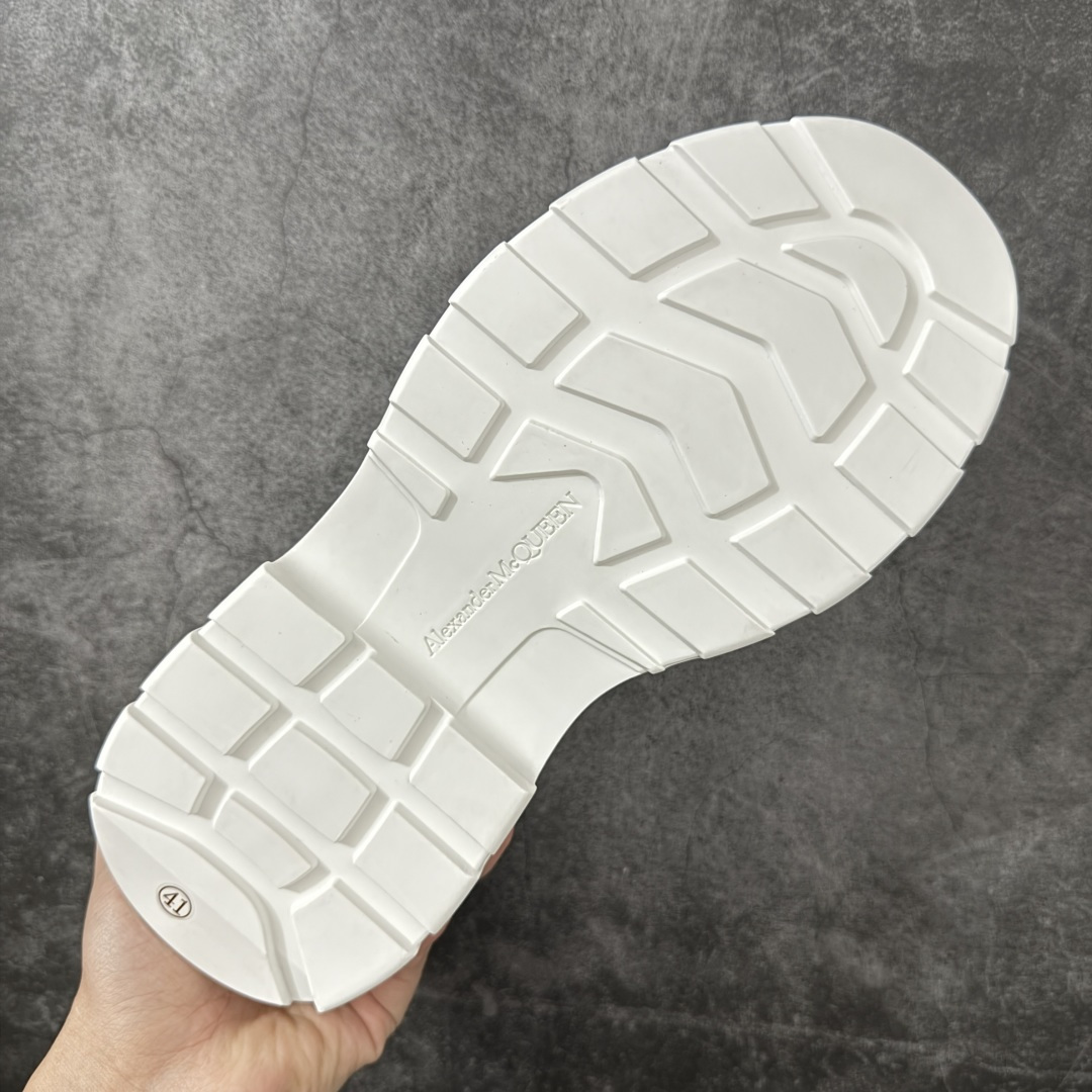 图片[9]-【HT纯原礼盒版】Alexander McQueen/亚历山大麦昆松糕鞋厚底增高小白鞋 帆布鞋 麦昆二代黑白色 全市场配色最齐(100+配色) 性价比最高 同价位品质无敌 进口丝绸亚光原版正品 水染羊皮内里 羊皮垫脚 回弹度到位 耐磨又舒适 鞋底厚4.5cm 全套原版包装 配件齐全 官方一致 凹凸定制正品原盒包装 右脚鞋舌嵌入防伪芯片装置 外盒鞋标官方二维码扫码+防伪芯片 尺码：35-45-选品中心