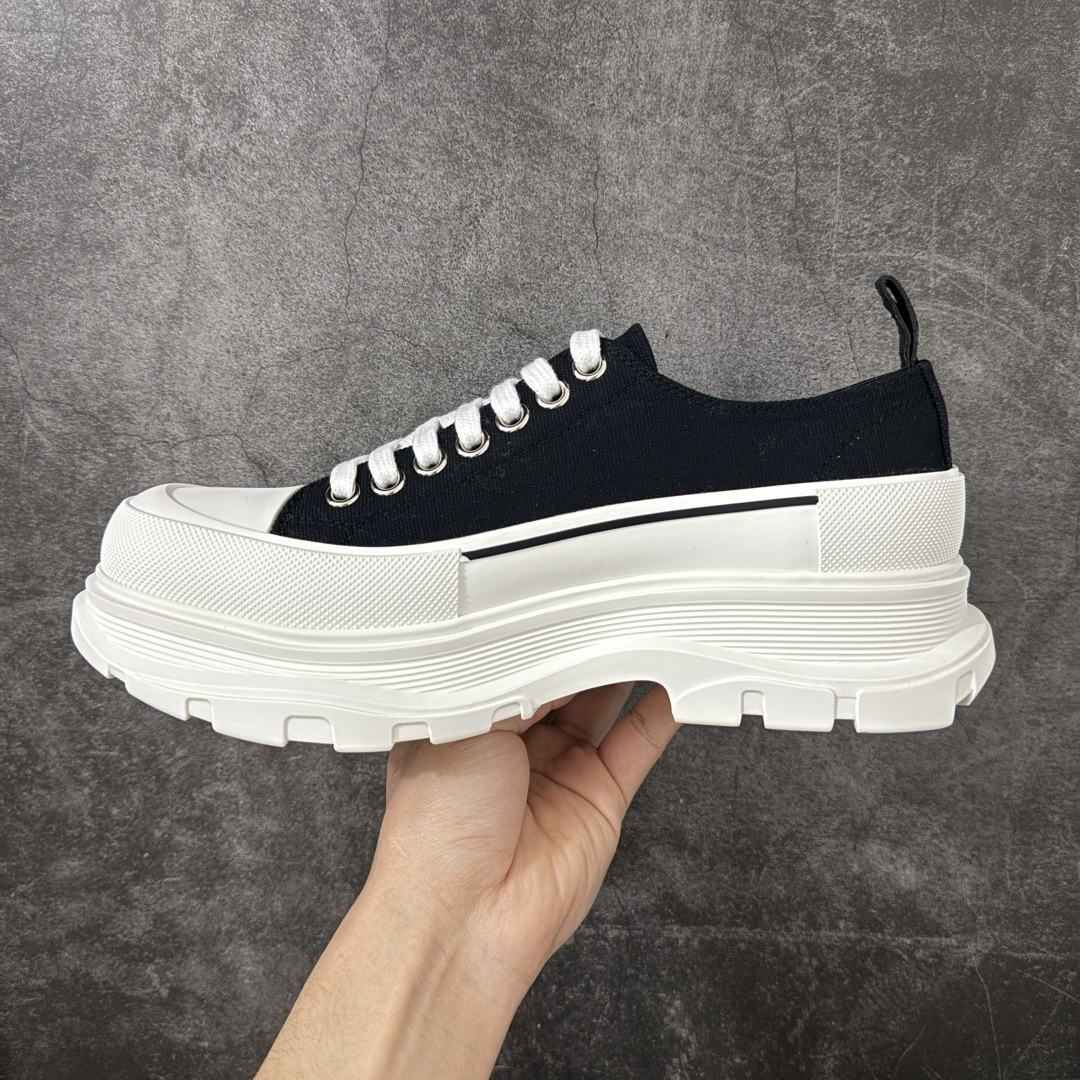 图片[2]-【HT纯原礼盒版】Alexander McQueen/亚历山大麦昆松糕鞋厚底增高小白鞋 帆布鞋 麦昆二代黑白色 全市场配色最齐(100+配色) 性价比最高 同价位品质无敌 进口丝绸亚光原版正品 水染羊皮内里 羊皮垫脚 回弹度到位 耐磨又舒适 鞋底厚4.5cm 全套原版包装 配件齐全 官方一致 凹凸定制正品原盒包装 右脚鞋舌嵌入防伪芯片装置 外盒鞋标官方二维码扫码+防伪芯片 尺码：35-45-选品中心