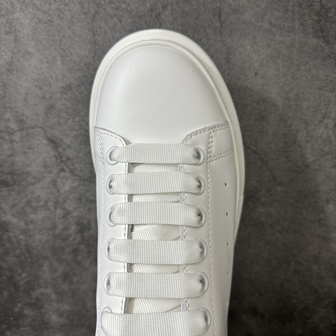 图片[5]-【HT纯原礼盒版】Alexander McQueen/亚历山大麦昆松糕鞋厚底增高小白鞋 镭射尾 全市场配色最齐(100+配色) 性价比最高 同价位品质无敌 进口丝绸亚光原版正品 水染羊皮内里 羊皮垫脚 回弹度到位 耐磨又舒适 鞋底厚4.5cm 全套原版包装 配件齐全 官方一致 凹凸定制正品原盒包装 右脚鞋舌嵌入防伪芯片装置 外盒鞋标官方二维码扫码+防伪芯片 尺码：35-45-选品中心