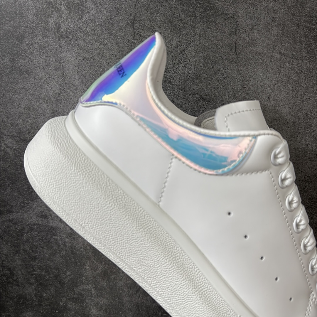 图片[7]-【HT纯原礼盒版】Alexander McQueen/亚历山大麦昆松糕鞋厚底增高小白鞋 镭射尾 全市场配色最齐(100+配色) 性价比最高 同价位品质无敌 进口丝绸亚光原版正品 水染羊皮内里 羊皮垫脚 回弹度到位 耐磨又舒适 鞋底厚4.5cm 全套原版包装 配件齐全 官方一致 凹凸定制正品原盒包装 右脚鞋舌嵌入防伪芯片装置 外盒鞋标官方二维码扫码+防伪芯片 尺码：35-45-选品中心