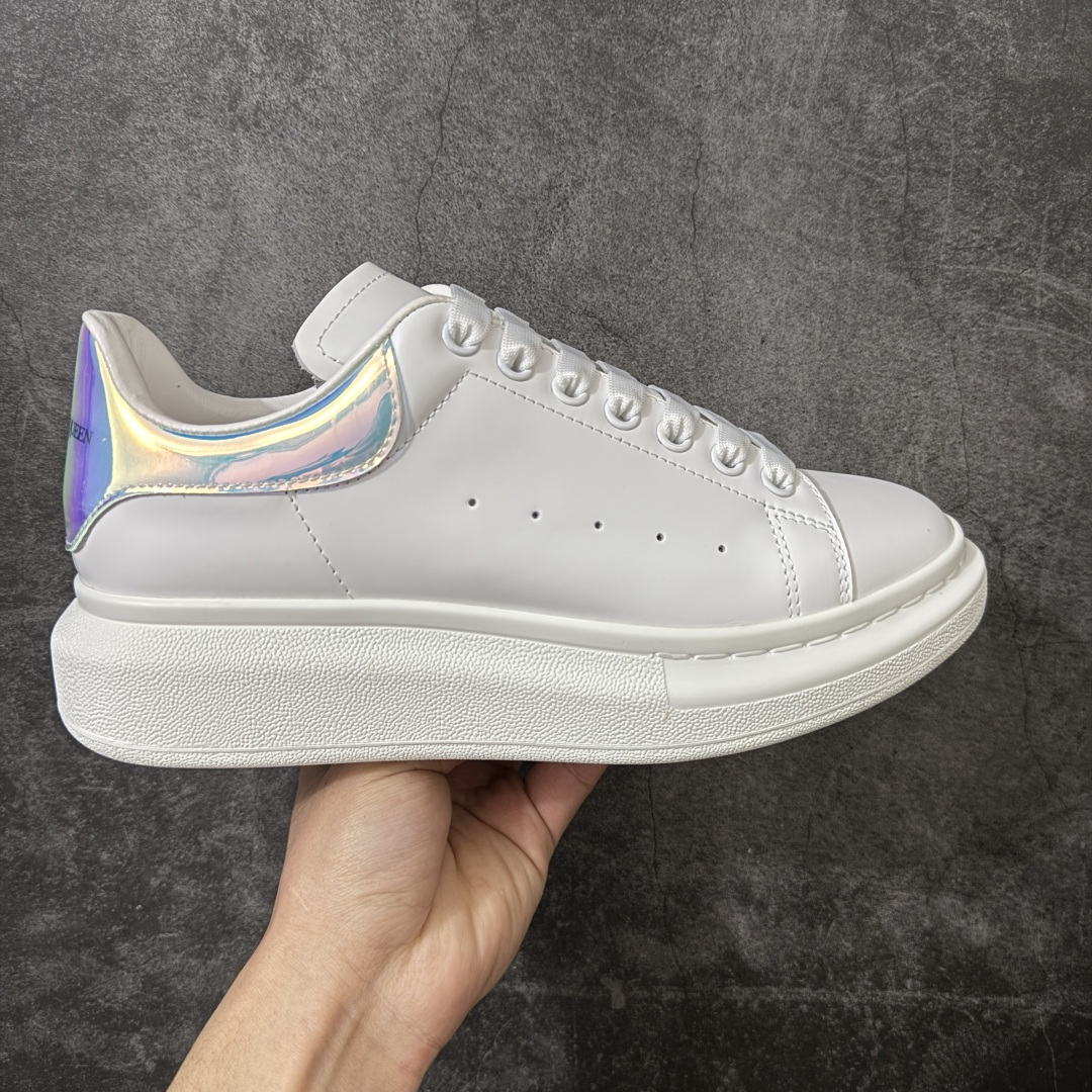 【HT纯原礼盒版】Alexander McQueen/亚历山大麦昆松糕鞋厚底增高小白鞋 镭射尾 全市场配色最齐(100+配色) 性价比最高 同价位品质无敌 进口丝绸亚光原版正品 水染羊皮内里 羊皮垫脚 回弹度到位 耐磨又舒适 鞋底厚4.5cm 全套原版包装 配件齐全 官方一致 凹凸定制正品原盒包装 右脚鞋舌嵌入防伪芯片装置 外盒鞋标官方二维码扫码+防伪芯片 尺码：35-45-选品中心