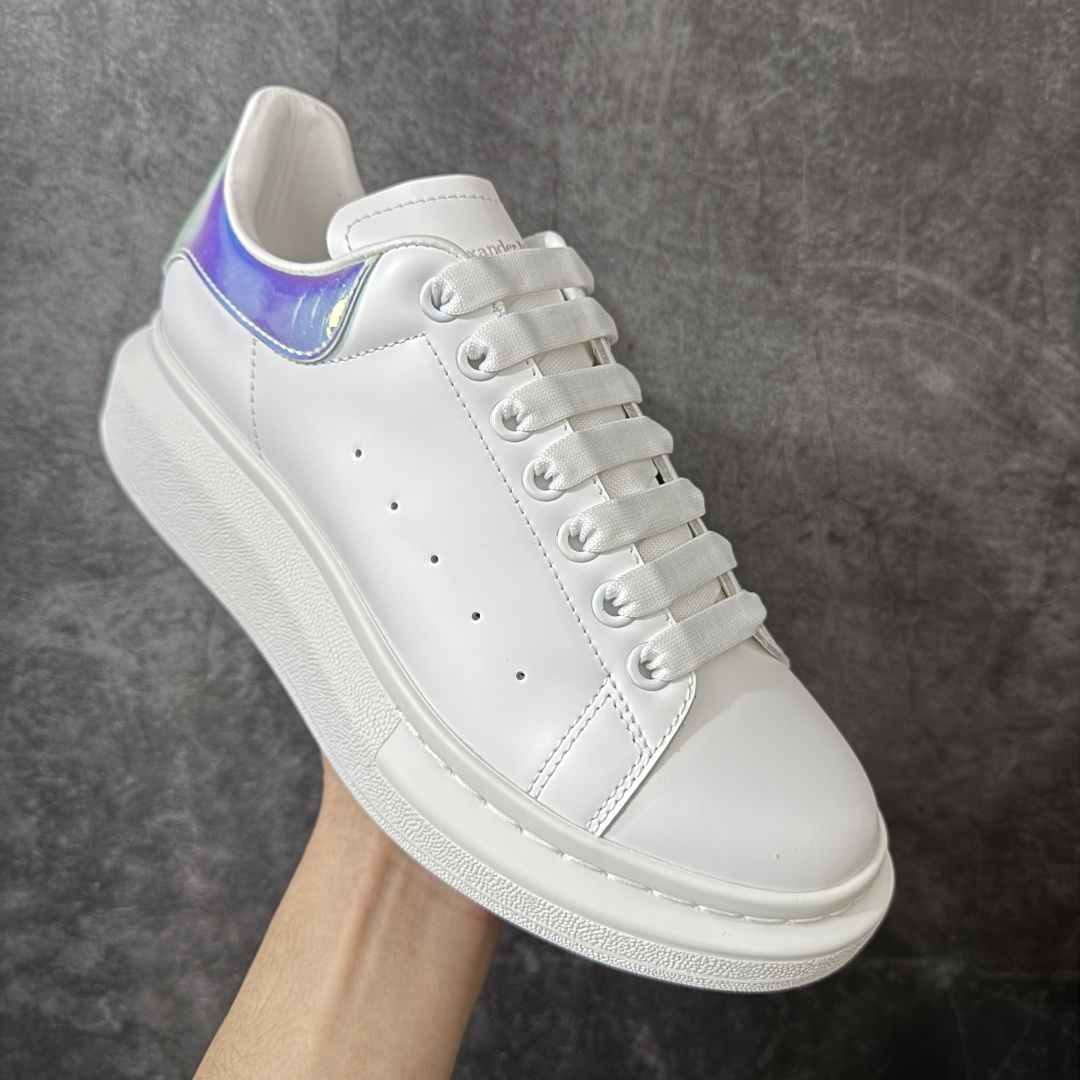 图片[3]-【HT纯原礼盒版】Alexander McQueen/亚历山大麦昆松糕鞋厚底增高小白鞋 镭射尾 全市场配色最齐(100+配色) 性价比最高 同价位品质无敌 进口丝绸亚光原版正品 水染羊皮内里 羊皮垫脚 回弹度到位 耐磨又舒适 鞋底厚4.5cm 全套原版包装 配件齐全 官方一致 凹凸定制正品原盒包装 右脚鞋舌嵌入防伪芯片装置 外盒鞋标官方二维码扫码+防伪芯片 尺码：35-45-选品中心