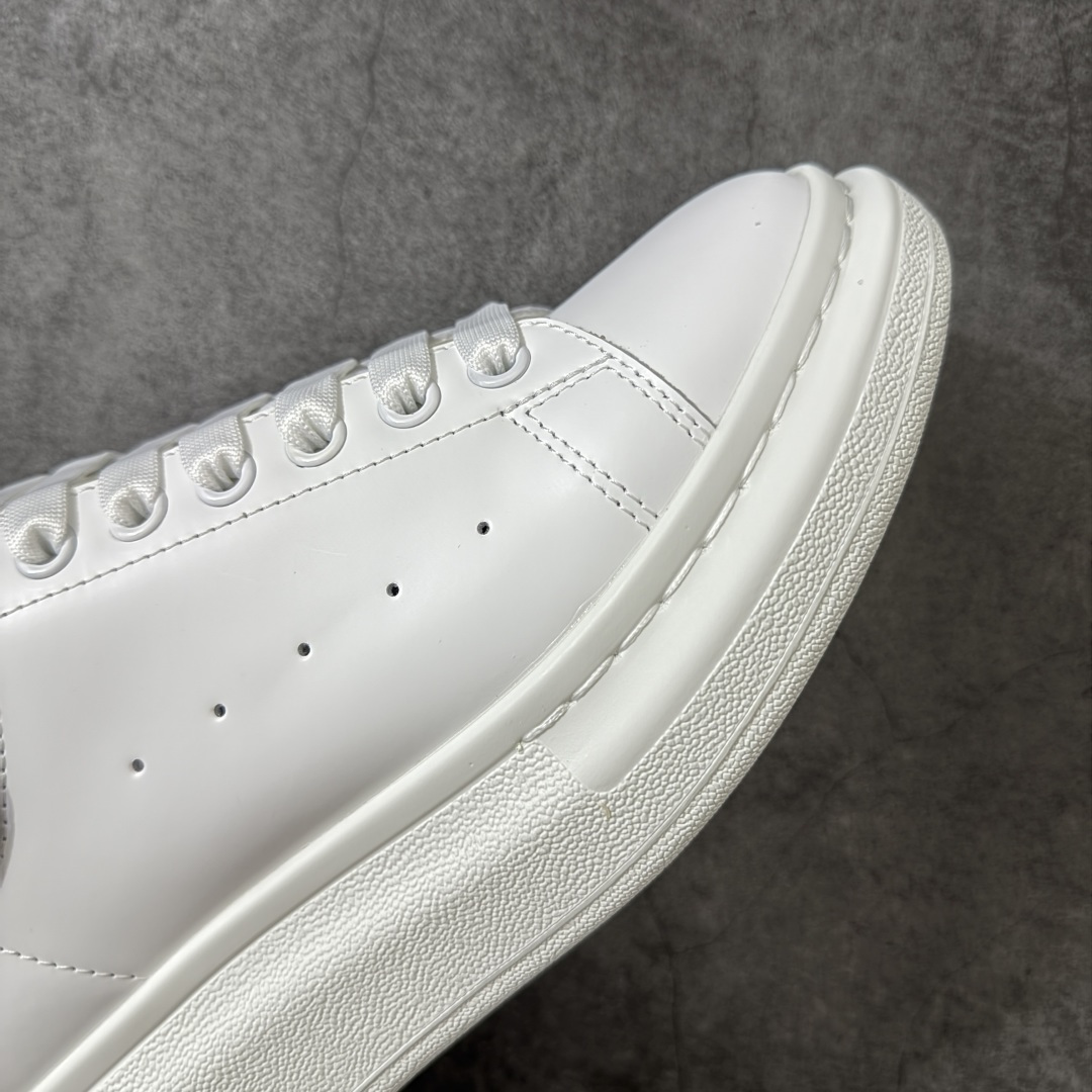 图片[6]-【HT纯原礼盒版】Alexander McQueen/亚历山大麦昆松糕鞋厚底增高小白鞋 镭射尾 全市场配色最齐(100+配色) 性价比最高 同价位品质无敌 进口丝绸亚光原版正品 水染羊皮内里 羊皮垫脚 回弹度到位 耐磨又舒适 鞋底厚4.5cm 全套原版包装 配件齐全 官方一致 凹凸定制正品原盒包装 右脚鞋舌嵌入防伪芯片装置 外盒鞋标官方二维码扫码+防伪芯片 尺码：35-45-选品中心