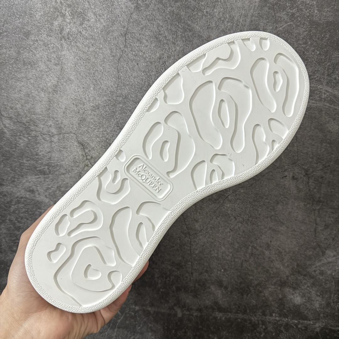 图片[9]-【HT纯原礼盒版】Alexander McQueen/亚历山大麦昆松糕鞋厚底增高小白鞋 镭射尾 全市场配色最齐(100+配色) 性价比最高 同价位品质无敌 进口丝绸亚光原版正品 水染羊皮内里 羊皮垫脚 回弹度到位 耐磨又舒适 鞋底厚4.5cm 全套原版包装 配件齐全 官方一致 凹凸定制正品原盒包装 右脚鞋舌嵌入防伪芯片装置 外盒鞋标官方二维码扫码+防伪芯片 尺码：35-45-选品中心