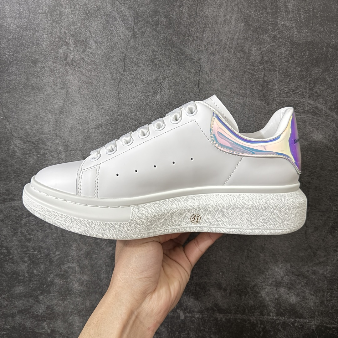 图片[2]-【HT纯原礼盒版】Alexander McQueen/亚历山大麦昆松糕鞋厚底增高小白鞋 镭射尾 全市场配色最齐(100+配色) 性价比最高 同价位品质无敌 进口丝绸亚光原版正品 水染羊皮内里 羊皮垫脚 回弹度到位 耐磨又舒适 鞋底厚4.5cm 全套原版包装 配件齐全 官方一致 凹凸定制正品原盒包装 右脚鞋舌嵌入防伪芯片装置 外盒鞋标官方二维码扫码+防伪芯片 尺码：35-45-选品中心