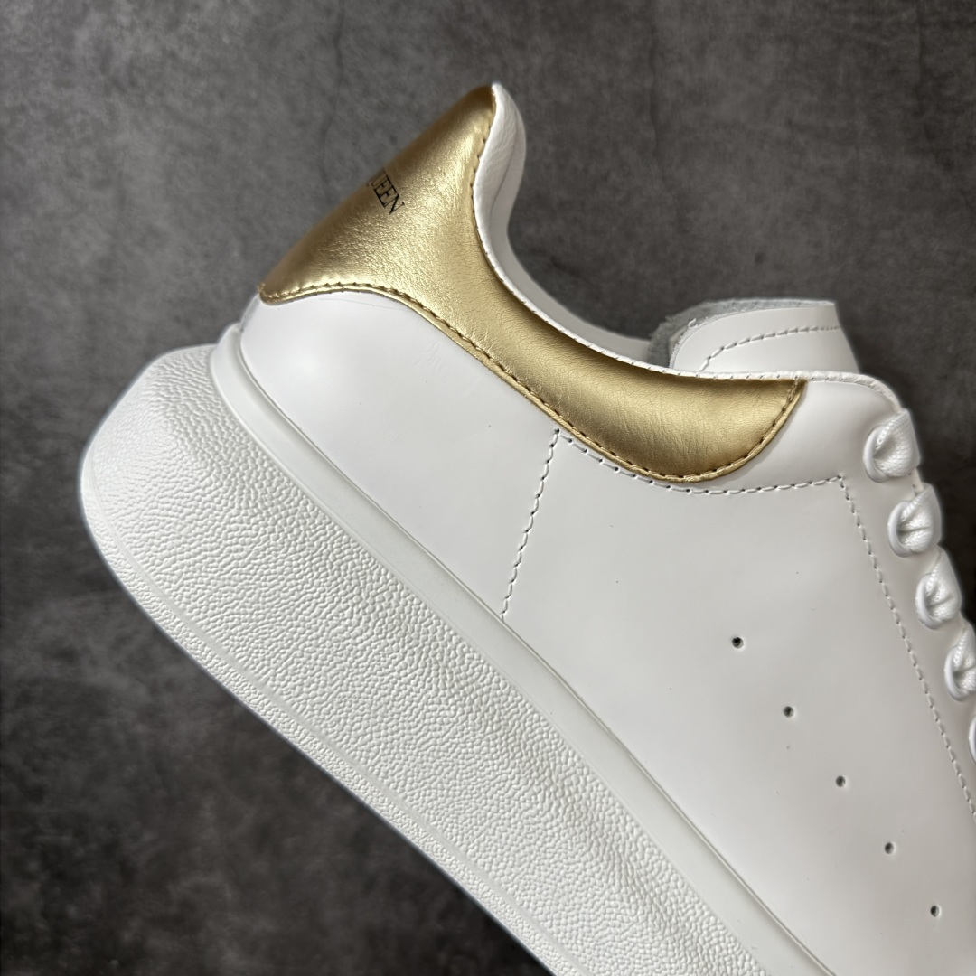 图片[7]-【HT纯原礼盒版】Alexander McQueen/亚历山大麦昆松糕鞋厚底增高小白鞋 金皮尾 全市场配色最齐(100+配色) 性价比最高 同价位品质无敌 进口丝绸亚光原版正品 水染羊皮内里 羊皮垫脚 回弹度到位 耐磨又舒适 鞋底厚4.5cm 全套原版包装 配件齐全 官方一致 凹凸定制正品原盒包装 右脚鞋舌嵌入防伪芯片装置 外盒鞋标官方二维码扫码+防伪芯片 尺码：35-45-选品中心