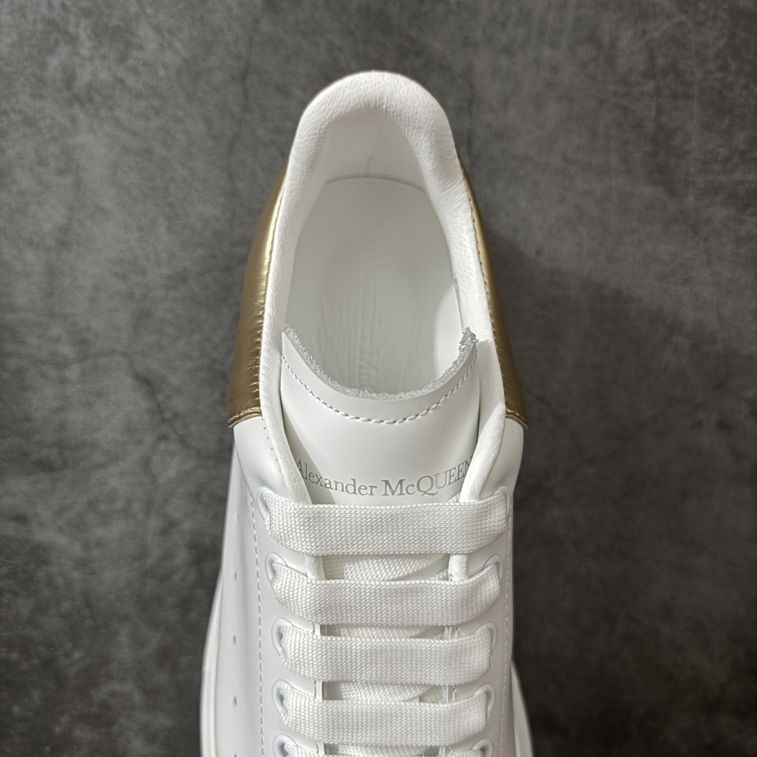 图片[8]-【HT纯原礼盒版】Alexander McQueen/亚历山大麦昆松糕鞋厚底增高小白鞋 金皮尾 全市场配色最齐(100+配色) 性价比最高 同价位品质无敌 进口丝绸亚光原版正品 水染羊皮内里 羊皮垫脚 回弹度到位 耐磨又舒适 鞋底厚4.5cm 全套原版包装 配件齐全 官方一致 凹凸定制正品原盒包装 右脚鞋舌嵌入防伪芯片装置 外盒鞋标官方二维码扫码+防伪芯片 尺码：35-45-选品中心