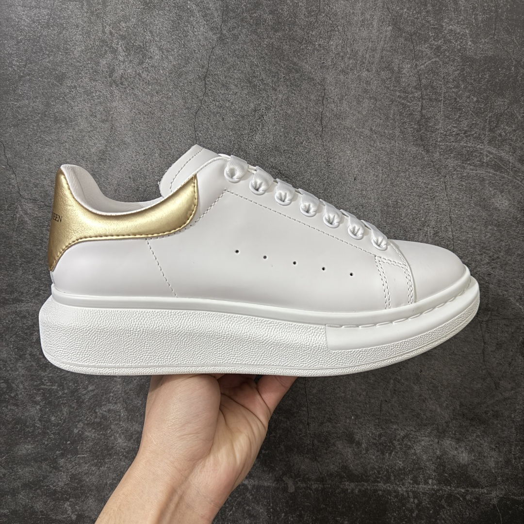 【HT纯原礼盒版】Alexander McQueen/亚历山大麦昆松糕鞋厚底增高小白鞋 金皮尾 全市场配色最齐(100+配色) 性价比最高 同价位品质无敌 进口丝绸亚光原版正品 水染羊皮内里 羊皮垫脚 回弹度到位 耐磨又舒适 鞋底厚4.5cm 全套原版包装 配件齐全 官方一致 凹凸定制正品原盒包装 右脚鞋舌嵌入防伪芯片装置 外盒鞋标官方二维码扫码+防伪芯片 尺码：35-45-选品中心