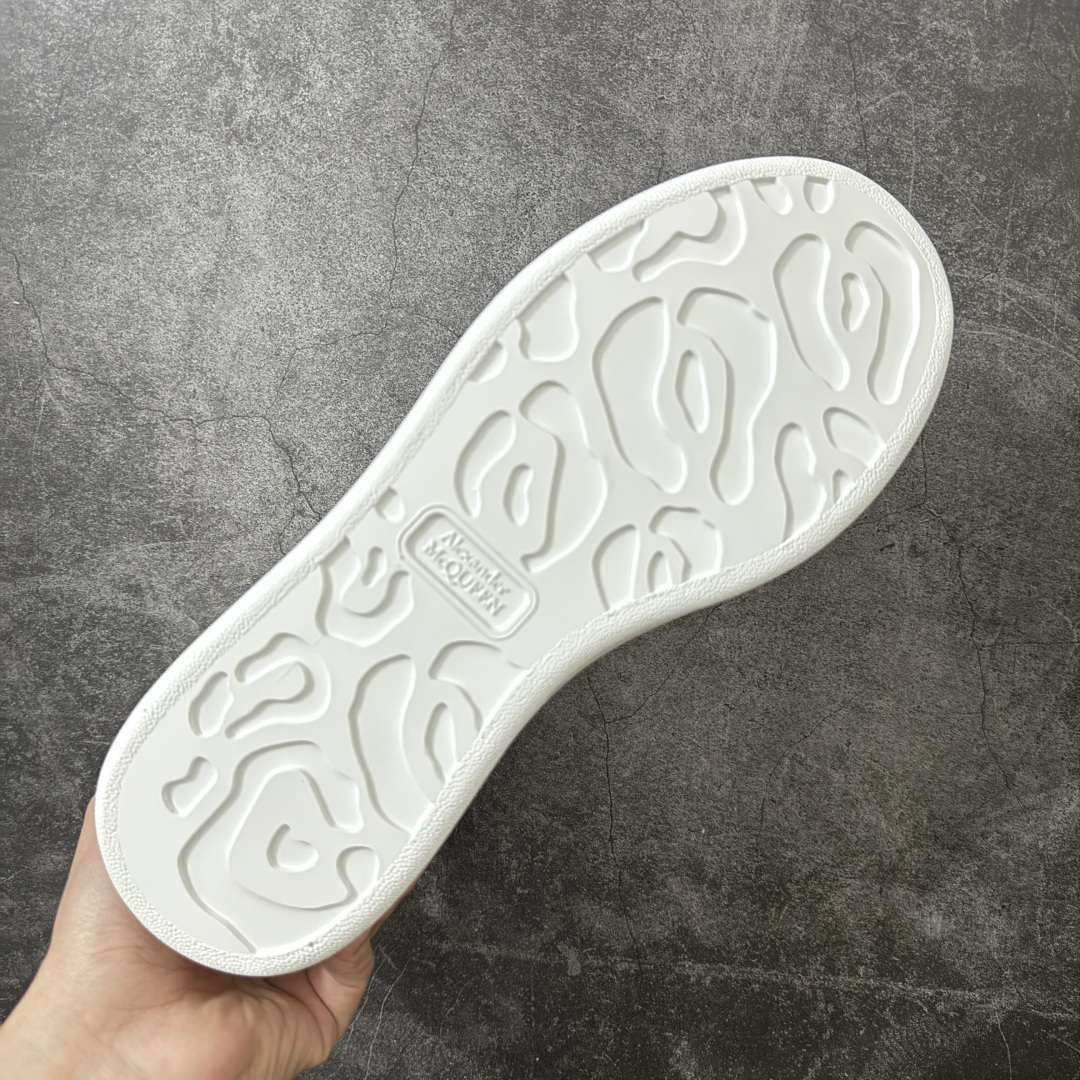 图片[9]-【HT纯原礼盒版】Alexander McQueen/亚历山大麦昆松糕鞋厚底增高小白鞋 金皮尾 全市场配色最齐(100+配色) 性价比最高 同价位品质无敌 进口丝绸亚光原版正品 水染羊皮内里 羊皮垫脚 回弹度到位 耐磨又舒适 鞋底厚4.5cm 全套原版包装 配件齐全 官方一致 凹凸定制正品原盒包装 右脚鞋舌嵌入防伪芯片装置 外盒鞋标官方二维码扫码+防伪芯片 尺码：35-45-选品中心