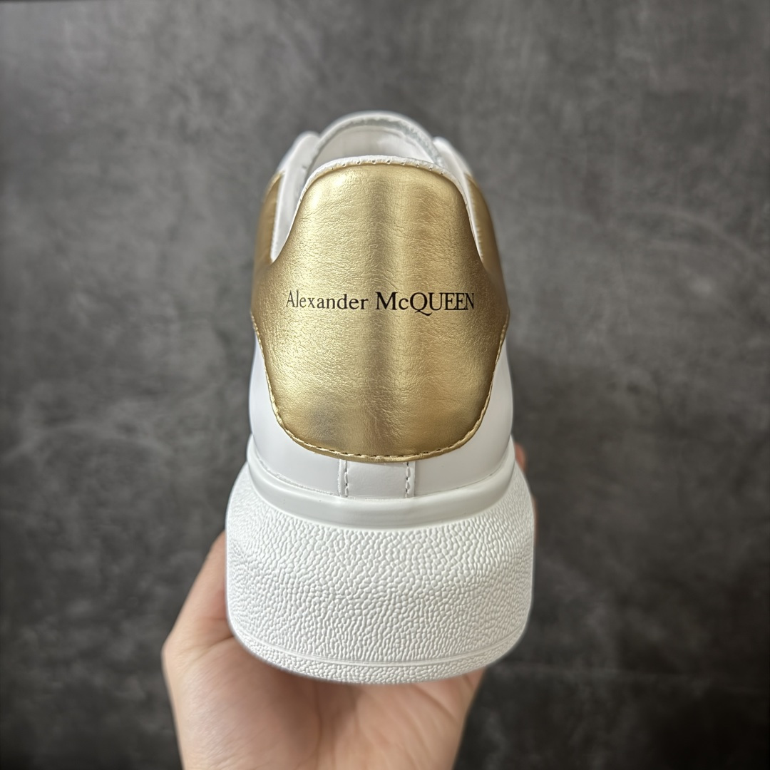 图片[4]-【HT纯原礼盒版】Alexander McQueen/亚历山大麦昆松糕鞋厚底增高小白鞋 金皮尾 全市场配色最齐(100+配色) 性价比最高 同价位品质无敌 进口丝绸亚光原版正品 水染羊皮内里 羊皮垫脚 回弹度到位 耐磨又舒适 鞋底厚4.5cm 全套原版包装 配件齐全 官方一致 凹凸定制正品原盒包装 右脚鞋舌嵌入防伪芯片装置 外盒鞋标官方二维码扫码+防伪芯片 尺码：35-45-选品中心