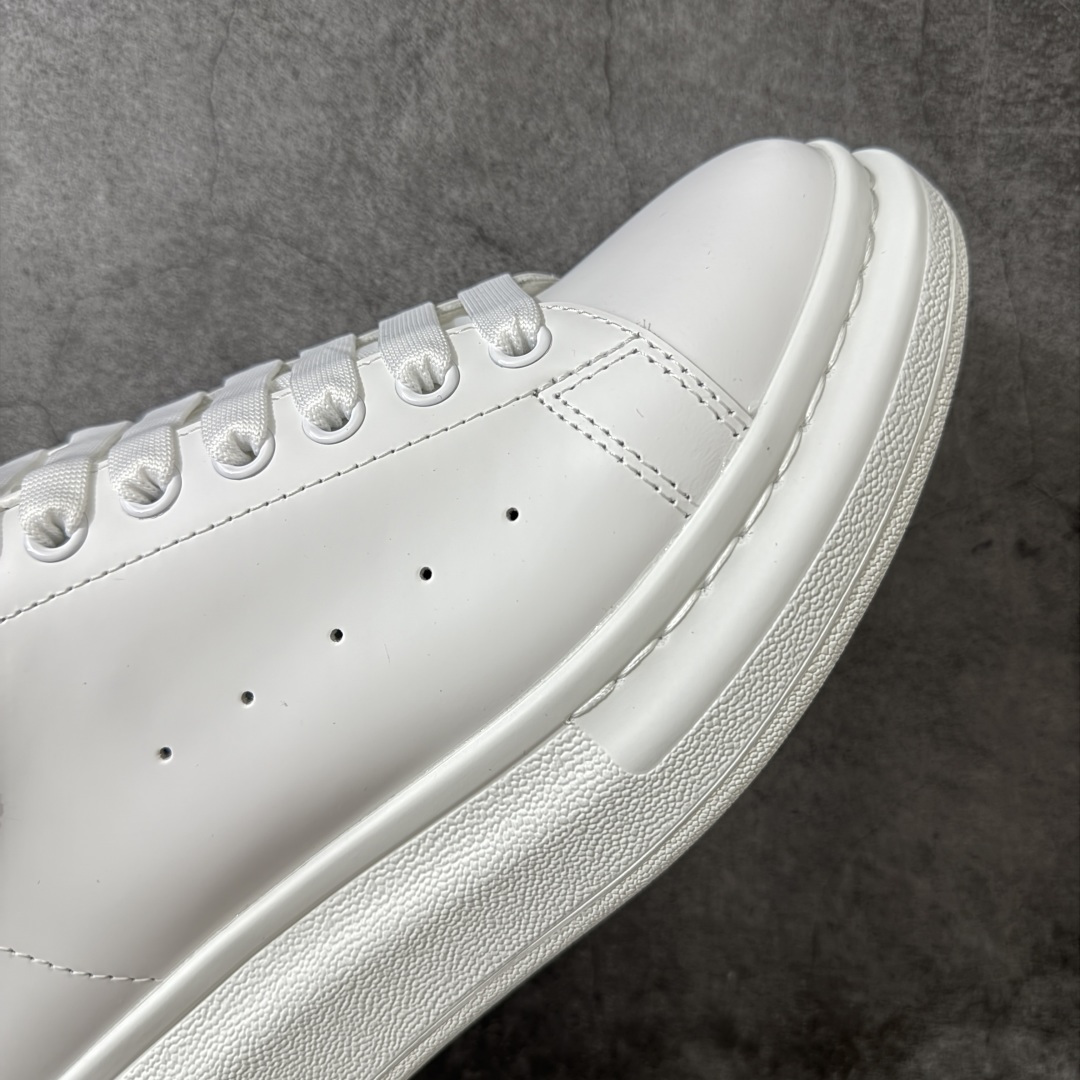 图片[6]-【HT纯原礼盒版】Alexander McQueen/亚历山大麦昆松糕鞋厚底增高小白鞋 金皮尾 全市场配色最齐(100+配色) 性价比最高 同价位品质无敌 进口丝绸亚光原版正品 水染羊皮内里 羊皮垫脚 回弹度到位 耐磨又舒适 鞋底厚4.5cm 全套原版包装 配件齐全 官方一致 凹凸定制正品原盒包装 右脚鞋舌嵌入防伪芯片装置 外盒鞋标官方二维码扫码+防伪芯片 尺码：35-45-选品中心