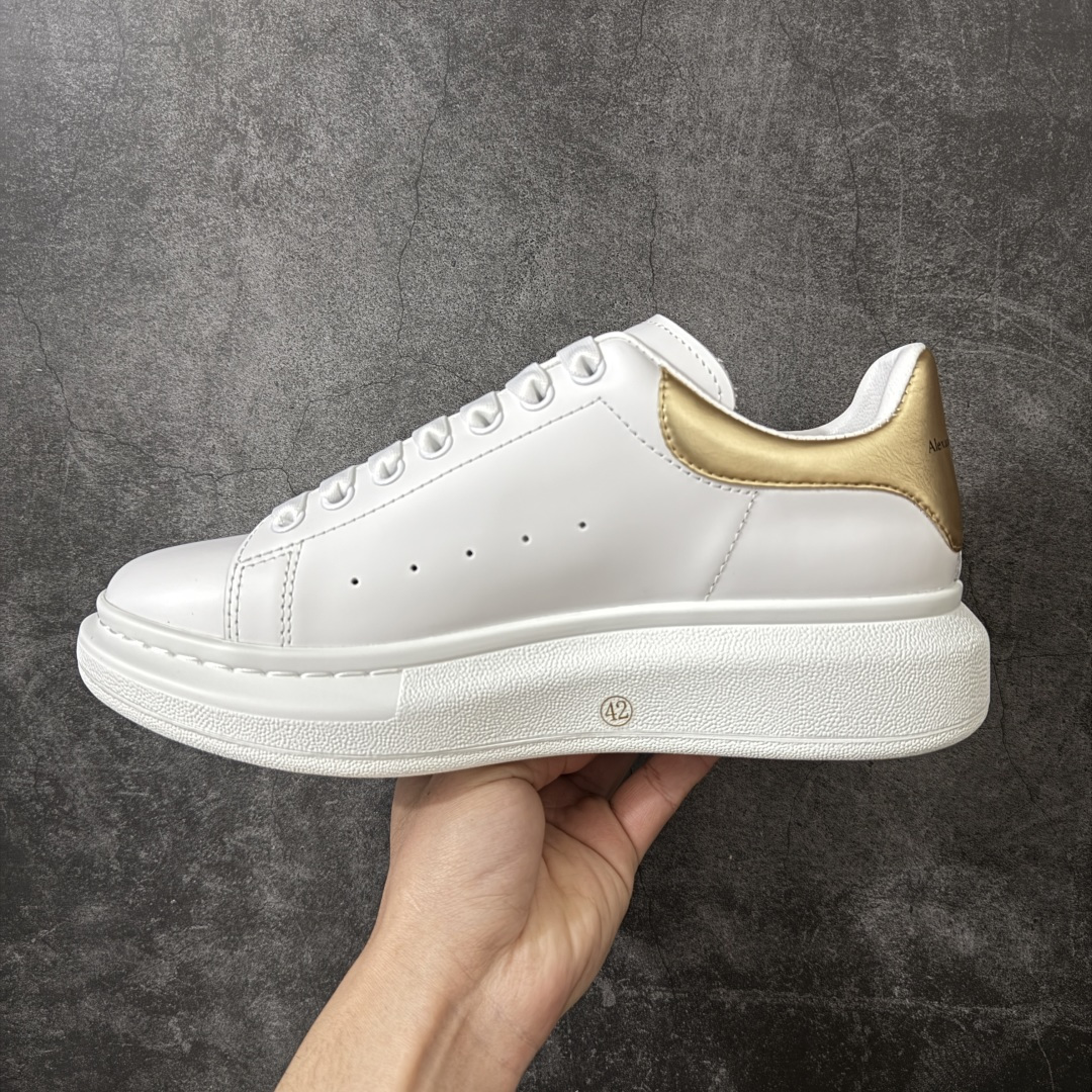 图片[2]-【HT纯原礼盒版】Alexander McQueen/亚历山大麦昆松糕鞋厚底增高小白鞋 金皮尾 全市场配色最齐(100+配色) 性价比最高 同价位品质无敌 进口丝绸亚光原版正品 水染羊皮内里 羊皮垫脚 回弹度到位 耐磨又舒适 鞋底厚4.5cm 全套原版包装 配件齐全 官方一致 凹凸定制正品原盒包装 右脚鞋舌嵌入防伪芯片装置 外盒鞋标官方二维码扫码+防伪芯片 尺码：35-45-选品中心