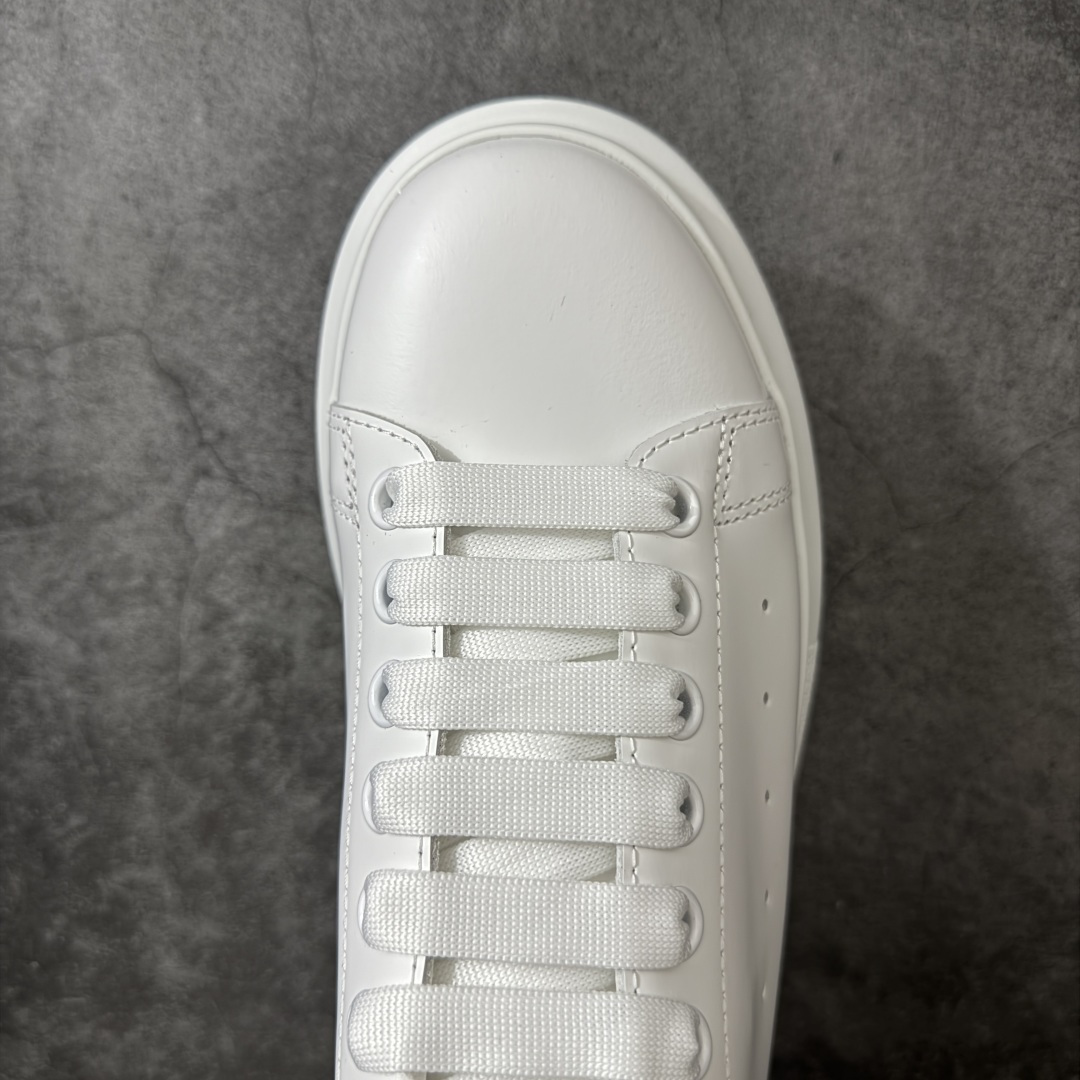 图片[5]-【HT纯原礼盒版】Alexander McQueen/亚历山大麦昆松糕鞋厚底增高小白鞋 金皮尾 全市场配色最齐(100+配色) 性价比最高 同价位品质无敌 进口丝绸亚光原版正品 水染羊皮内里 羊皮垫脚 回弹度到位 耐磨又舒适 鞋底厚4.5cm 全套原版包装 配件齐全 官方一致 凹凸定制正品原盒包装 右脚鞋舌嵌入防伪芯片装置 外盒鞋标官方二维码扫码+防伪芯片 尺码：35-45-选品中心